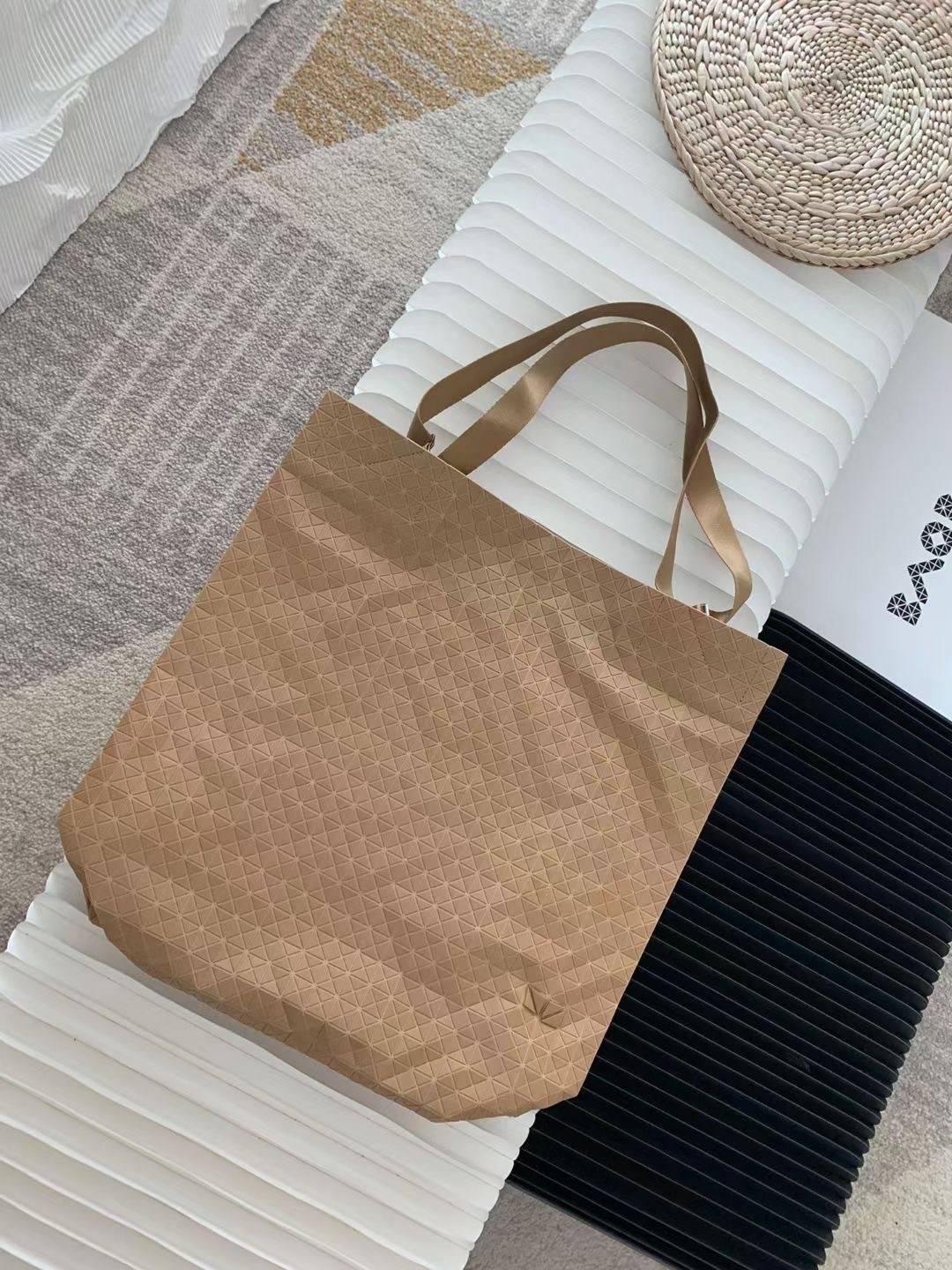 VIP 】Bao Bao Issey Miyake Cart Tote Bag พร้อมส่งที่ไทย รุ่นใหม่ล่าสุด สามารถใช้ได้ทั้งผู้หญิงกับผู้ชาย เบาสบายจุของได้เยอะสามารถทนทานต่อน้ำหนักได้สูงใช้งานได้ยาวๆเลยค่ะ