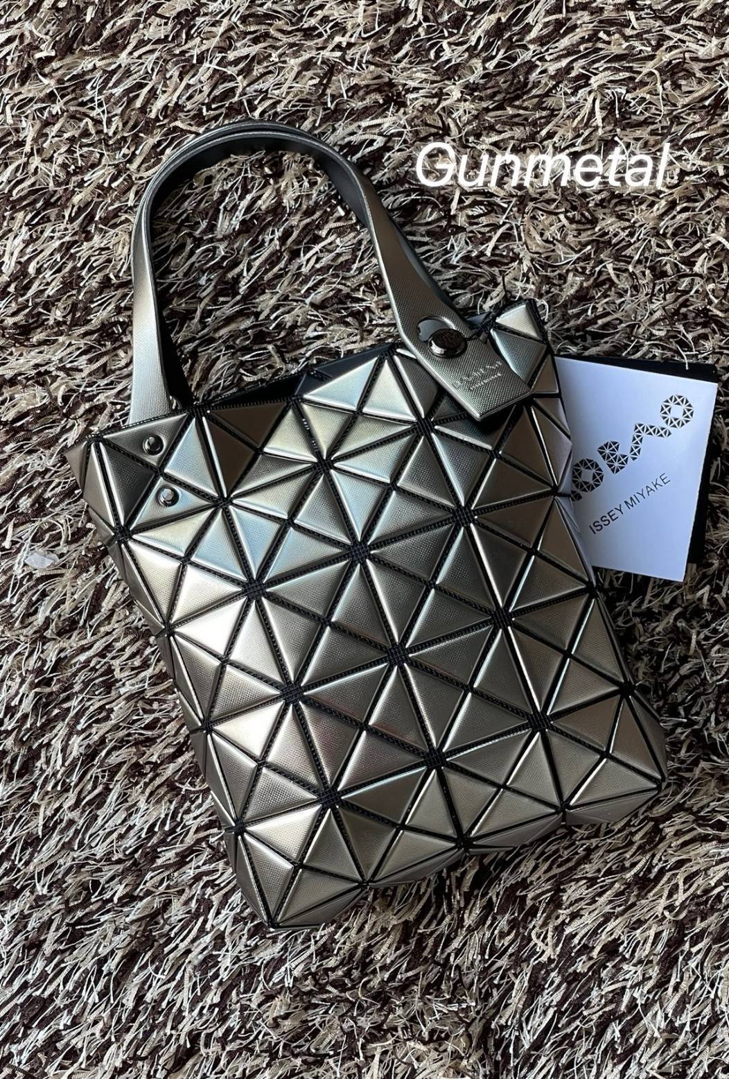 BAO BAO ISSEY MIYAKE PLATINUM COFFRET สะท้อนแสงเพื่อสร้างสินค้าระดับพรีเมียมที่ให้ความเงางามที่เหนือกว่า เพิ่มความหรูหราและโดดเด่นให้กับ เพราะมีความแวววาวและเป็นประกาย