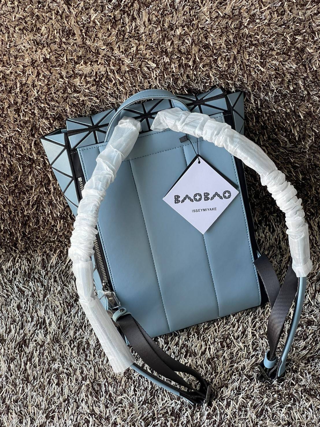 BAO BAO ISSEY MIYAKE Flap Backpacks กระเป๋าสะพายหลังรูปแบบใหม่จะเปิดตัว โดดเด่นด้วยฝาพับรูปสี่เหลี่ยมผืนผ้าที่เปิดและปิดได้ง่าย และรูปทรงแบบมินิมอล เป้สะพายหลังใช้งานได้ดีมาก