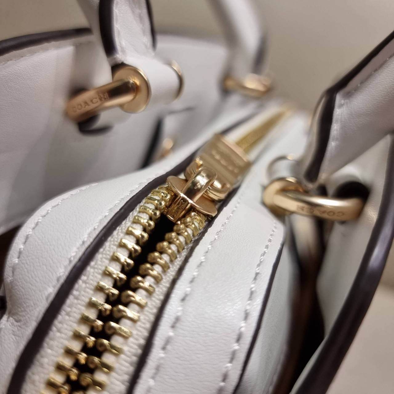 COACH C8340 MINI LILLIE CARRYALL IN SIGNATURE CANVAS WITH MYSTICAL FLORAL PRINT สีใหม่ล่าสุด กับรุ่นที่สุดของความขายดี คอลยอดฮิตในลวดลายสุดชิค กระเป๋าสะพายทรงสวย ที่ดีไซน์ออกมาให้ใช้งานง่าย สะดวก สวย หรู ดูดี!! วัสดุหนังแคนวาสเคลือบลาย มาพร้อมสายสะพายข้าง