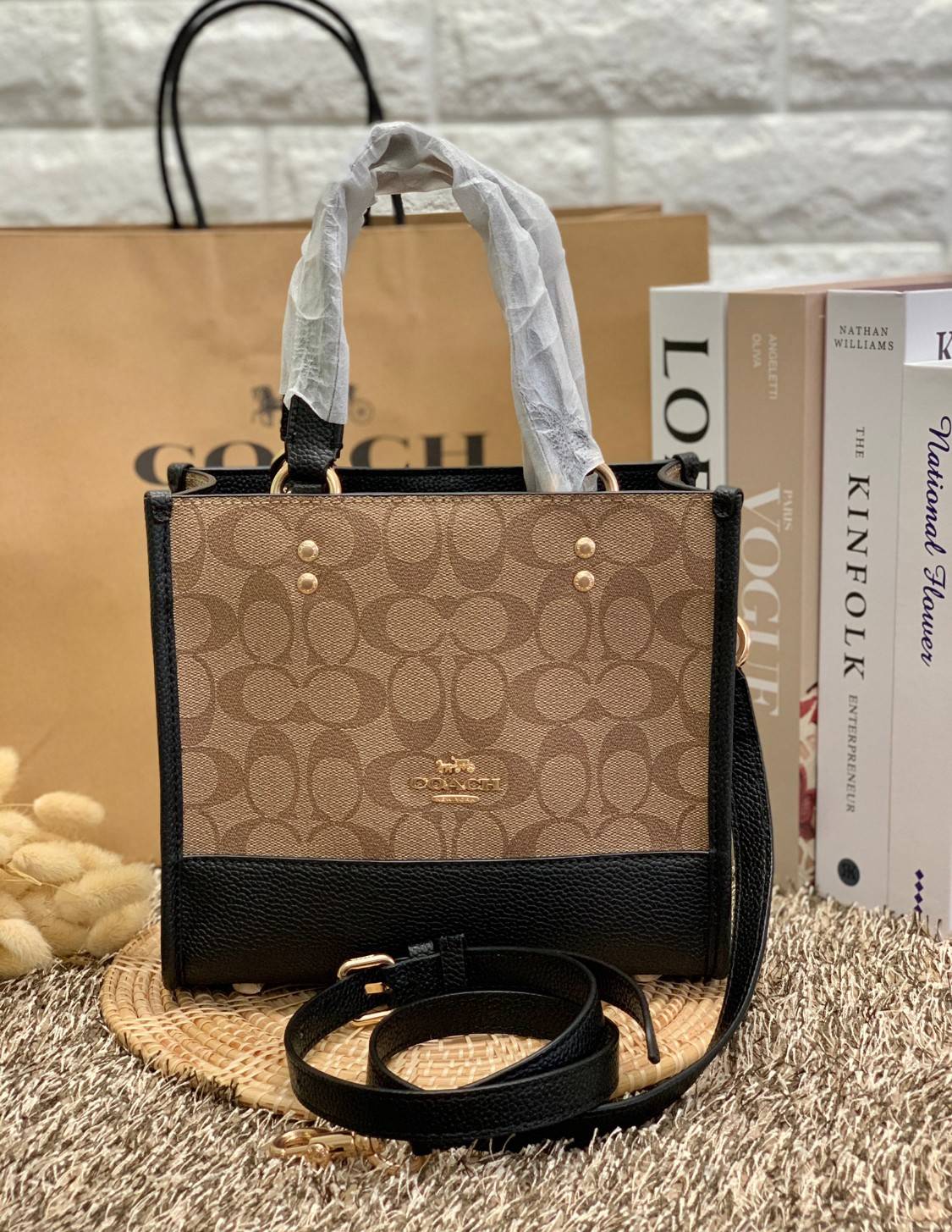 น่าใช้มากๆ สวยเกินราคาไปเลยจร้าา😘 COACH FIELD TOTE 22 SMALL BAG ((C5122)) พร้อมส่งความสวยที่ไทยค่ะ! กระเป๋าหิ้วหรือสะพายข้างได้ หนังแท้นิ่ม ใบจริงสวยมากๆเลยค่ะ ปากกระเป๋าแบบกระดุมแม่เหล็ก ภายในกว้างใส่ของจำเป็นของสาวๆได้เยอะเลย มีช่องซิปและช่องเล็