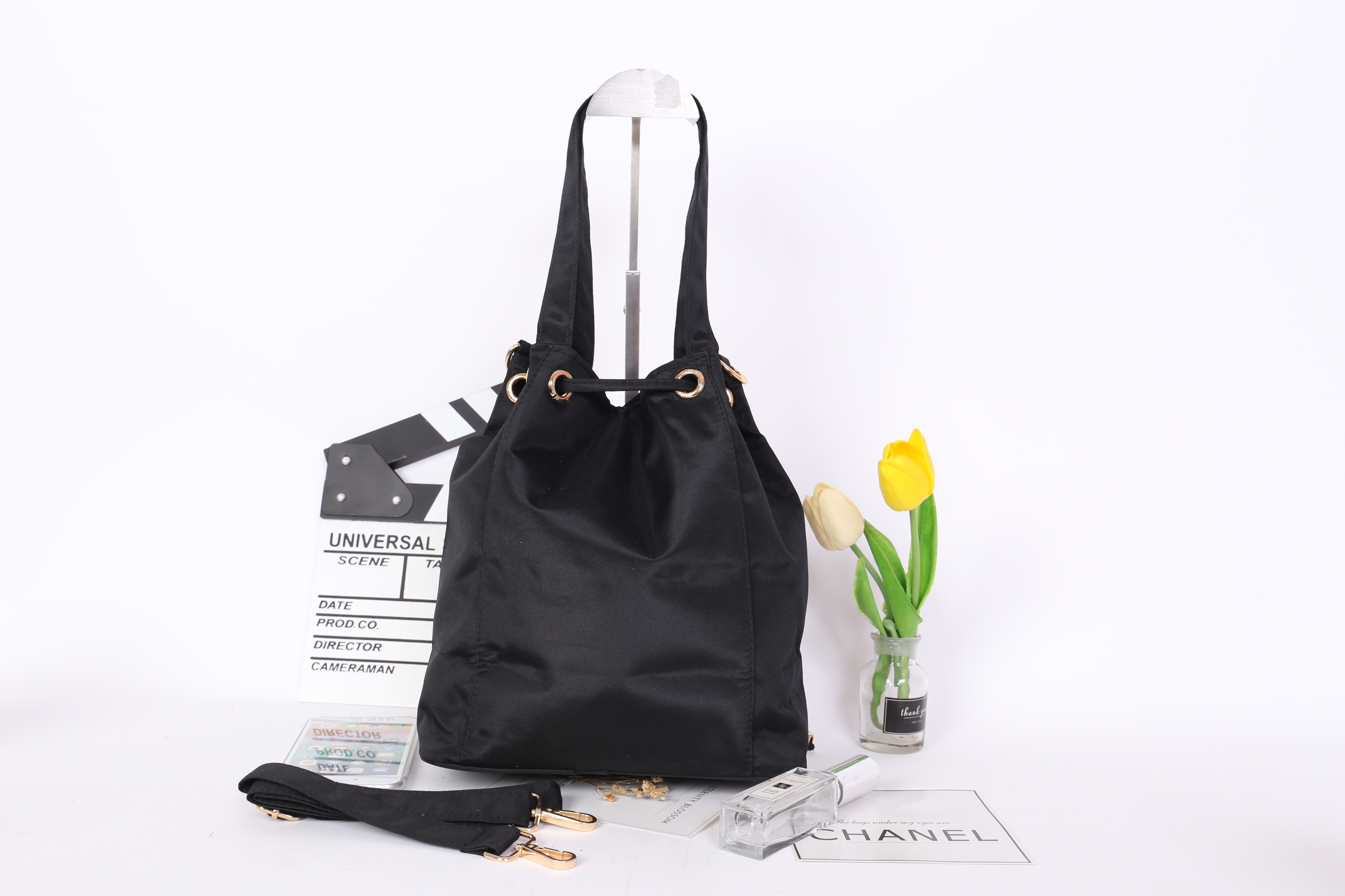 Chanel Drawstring Cross-body Bag (2017) วัสดุ (Material) : Nylon กระเป๋าจากแบรนด์ chanel รุ่นใหม่ปี 2017 มาแล้วค่า ไม่ต้องบรรยายดูจากรูปได้เลย สวยมาก ได้ลุคคุณหนูมากกก ตรงอะไหล่ทองปั๊มโลโก้ อย่างดี เป็นทรงกระดุมแม่เหล็กค่ะ