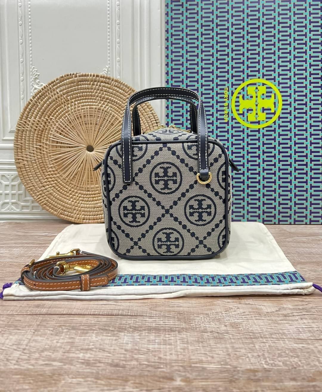 TORY BURCH T MONOGRAM JACQUARD CUBE BAG 🎁พร้อมส่งที่ไทยใหม่ล่าสุด! ปีใหม่นี้เราต้องมีกระเป๋าสวยและเก๋ไว้ใช้กันค่ะ กับกระเป๋าทรง CUBE ดีไซด์ให้ดูเรียลร่วมสมัยมากขึ้น สามารถหยิบจับของได้ง่าย ทรงกระเป๋าแบบกล่อง