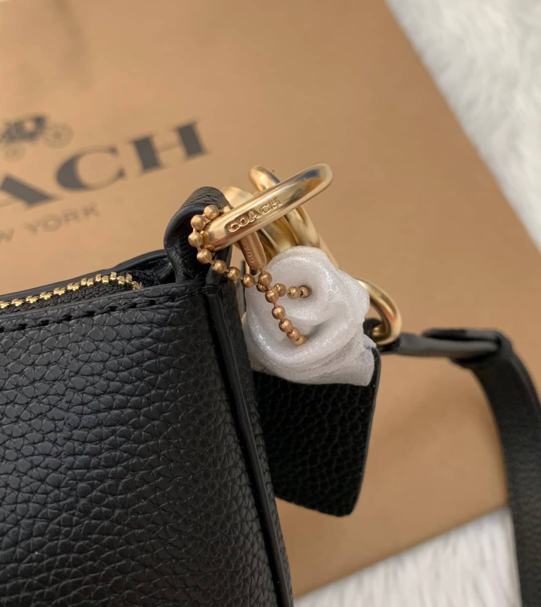COACH SMALL MARLON SHOULDER BAG ((1600//1597)) 🌈พร้อมส่งที่ไทยอีกครั้ง ตามคำเรียกร้อง ห้ามพลาด! กระเป๋าหิ้ว//คล้องไหล่//สะพายข้างได้ หนังแท้ ทรงสวยมากค่ะ ด้านหน้ามีช่องซิปซ่อนแบบหนังห้อยให้2ช่อง ใส่ของจุกจิกค่ะ เปิดปิดกระเป๋าแบบซิป ภายในกว้างใส่ขอ