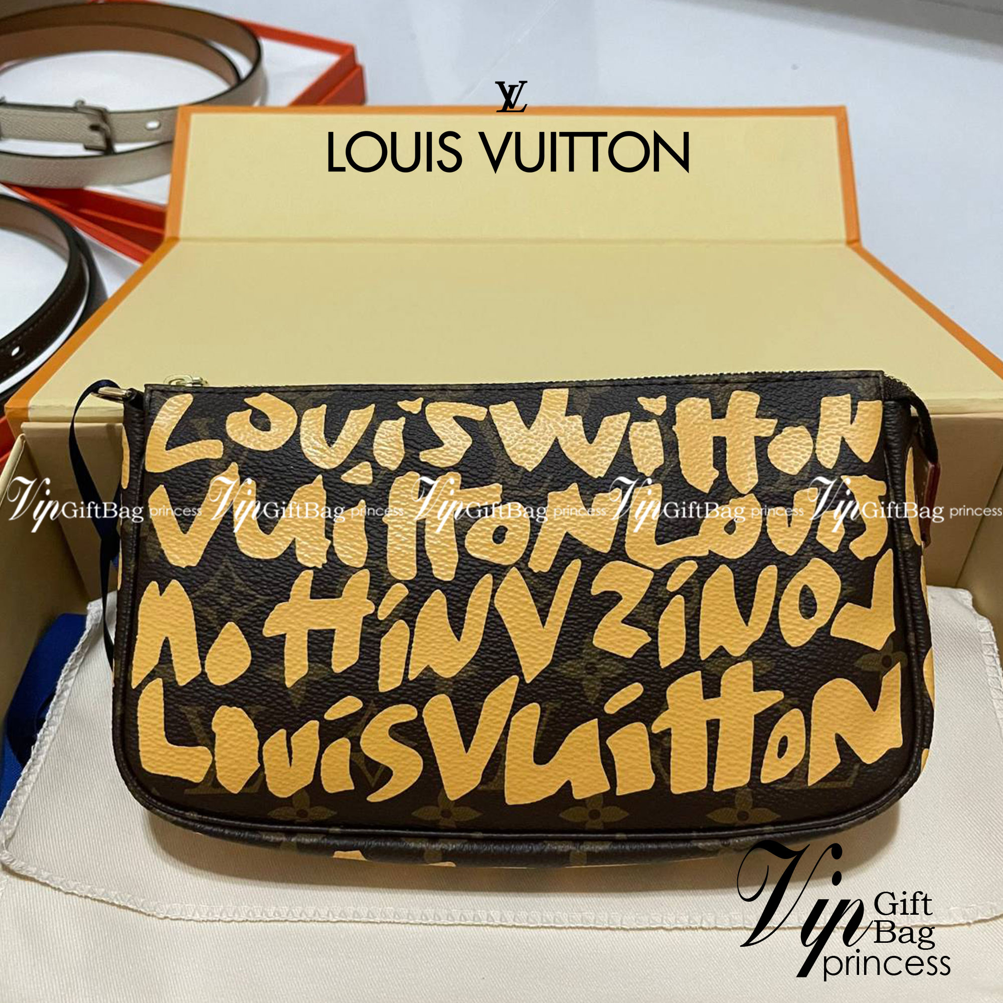 หนังแท้ LOUIS VUITTON MONOGRAM POCHTE ACCESSORIES BAG ลายใหม่ล่าสุด พร้อมส่งที่ไทย โดดเด่นด้วยรูปทรงอันเป็นเอกลักษณ์และรายละเอียดแบบคลาสสิก ภาพถ่ายสินค้าจริง ไอเท็มนี้สวยน่าใช้สุดคุ้มมากๆ ห้ามพลาดเลยค่ะ!