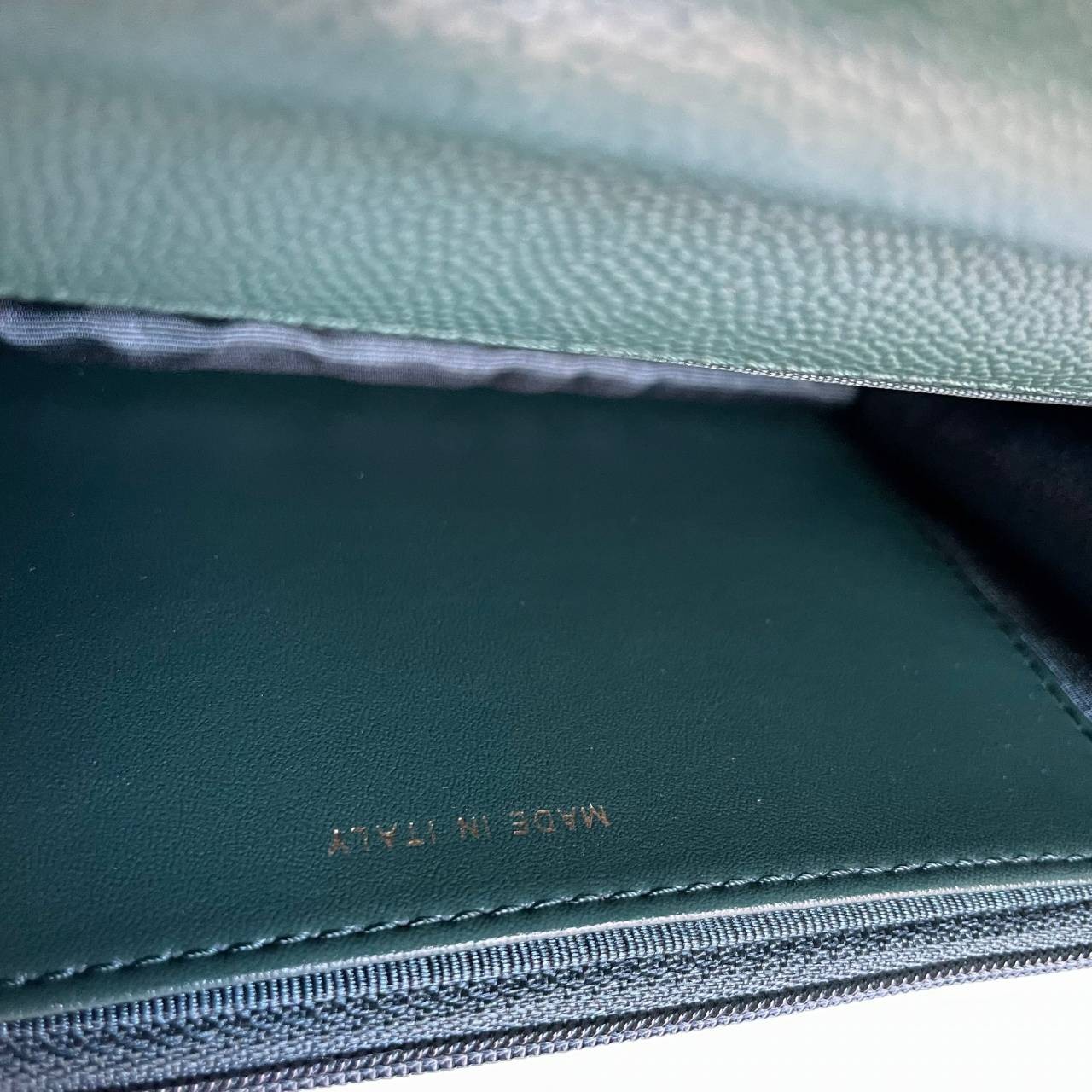 VIP 】หนังแท้ CHANEL WOC style โทนสีพาสเทล กระเป๋าสะพายทรงสวยตลอดกาล วัสดุหนังลายคาเวียร์ เนื้อนุ่ม อยู่ทรงคุณภาพดีตามแบบฉบับของแบรนด์ น้ำหนักเบา ด้านหน้ามีโลโก้แบรนด์อะไหล่หรู มีช่องใส่บัตร ใส่ของจุกจิก เปิดปิดด้วยฝาปิดกระดุม ซับในหนัง ตัวจริงสวยมากๆถูกใจ