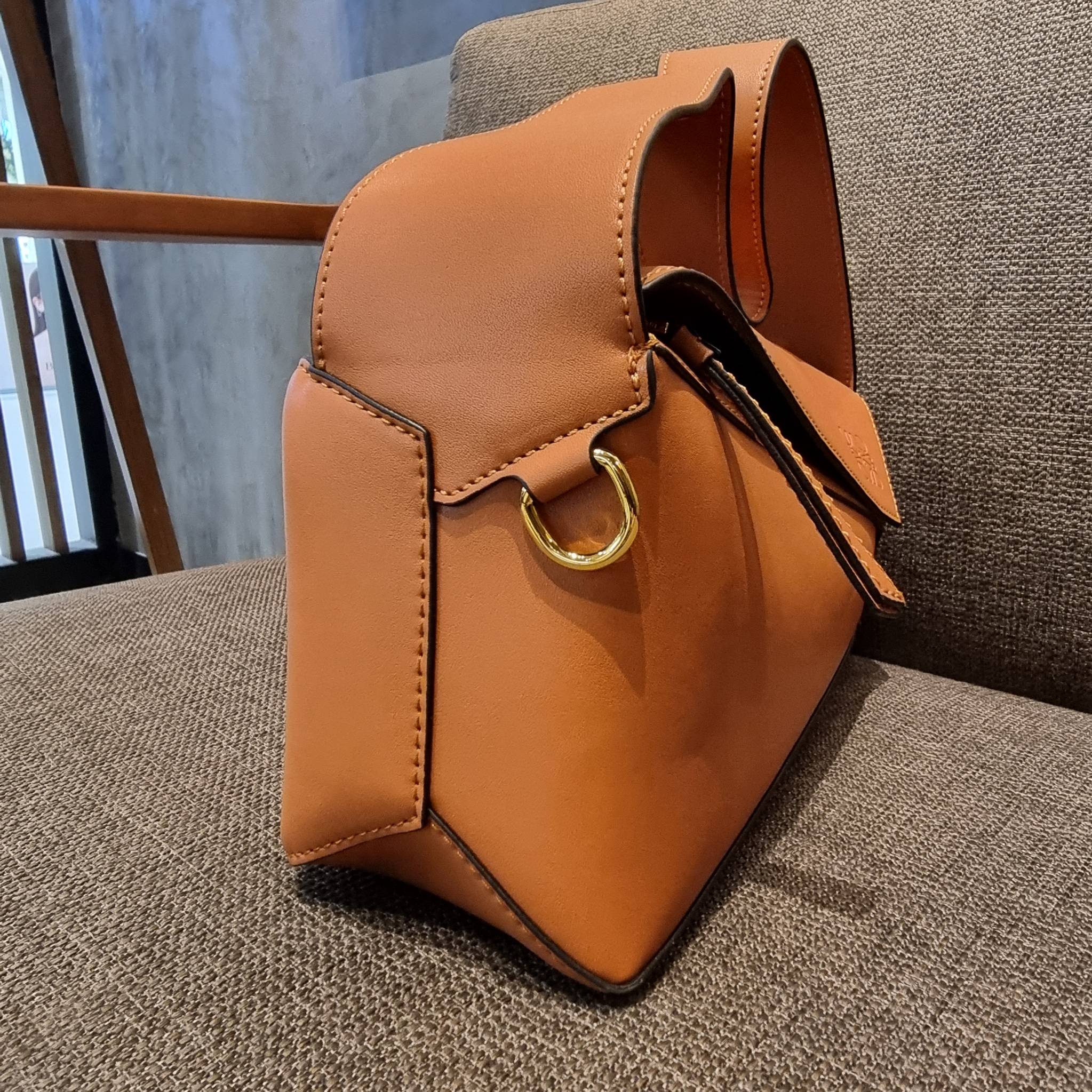 LOEWE PUZZLE HOBO BAG ใหม่ล่าสุด กับแบรนด์ที่มีดีไซน์โดดเด่นเป็นเอกลักษณ์ สวยหรูทุกรุ่นจริงๆ!! กระเป๋าสะพายโฮโบ ทรงสวย สไตล์พัซเซิลคลาสสิค วัสดุหนังวัวฟอกสี นิ่มมือ ฟินมาก!! เปิดใช้งานด้วยซิป ที่ภายในโล่งกว้าง ใส่ของสำคัญได้ครบไม่มีพลาด แบบสบายๆ มาพร้อมสา