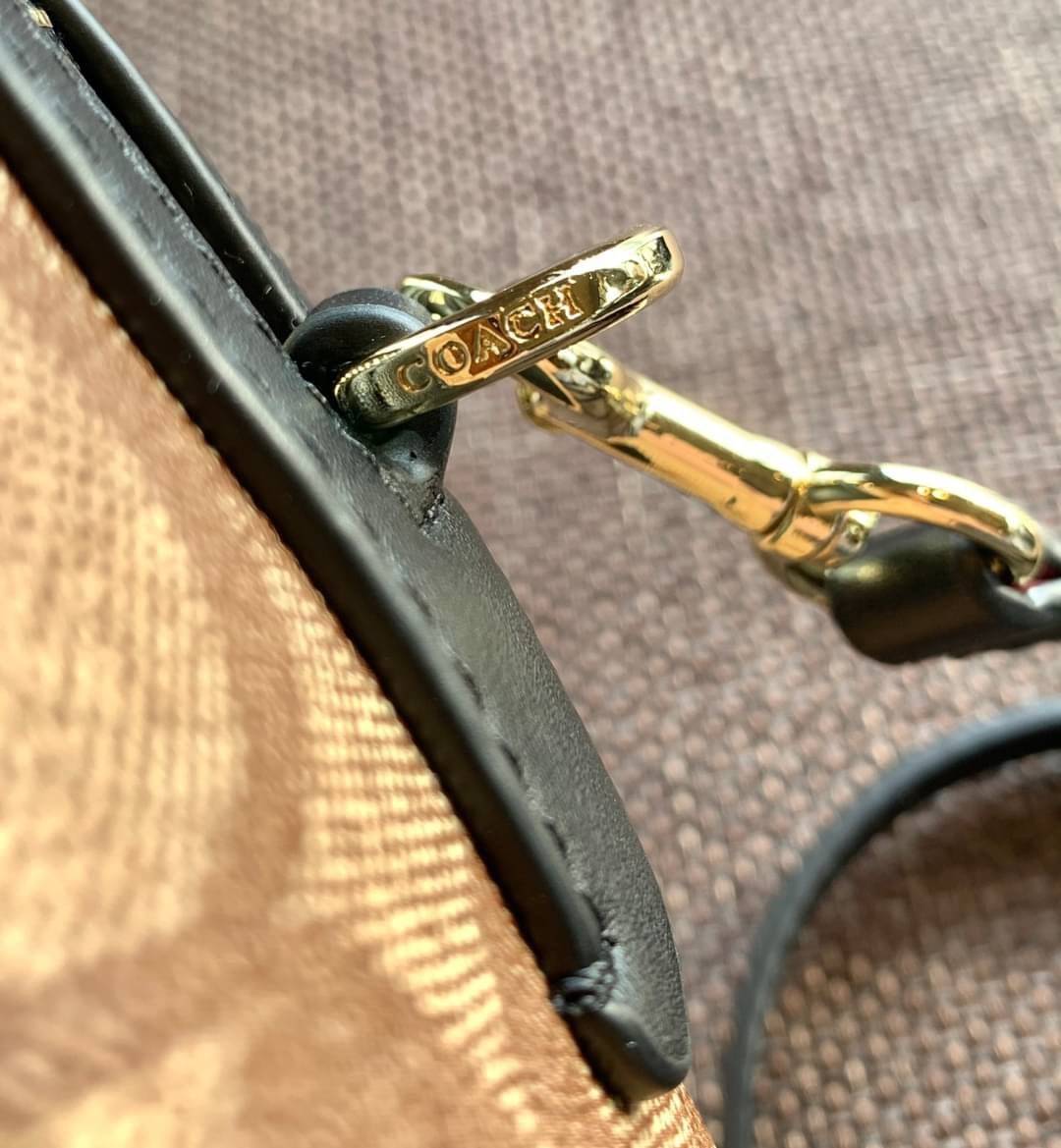 COACH NENNETT SATCHEL BAG((32203)) พร้อมส่งอีกครั้ง ห้ามพลาด! กระเป๋าทรงหมอน ทรงที่สาวๆต้องมีติดตัวไว้สักใบ! หนังแท้นิ่มสวยงาม เปิดปิดกระเป๋าแบบซิป ภายในกว้างสามารถใส่กระเป๋าเงินใบยาวได้ หรือของจำเป็นในชีวิตประจำวันของสาวๆได้หลากหลายเลยค่ะ มีช่องซิปและช่อ