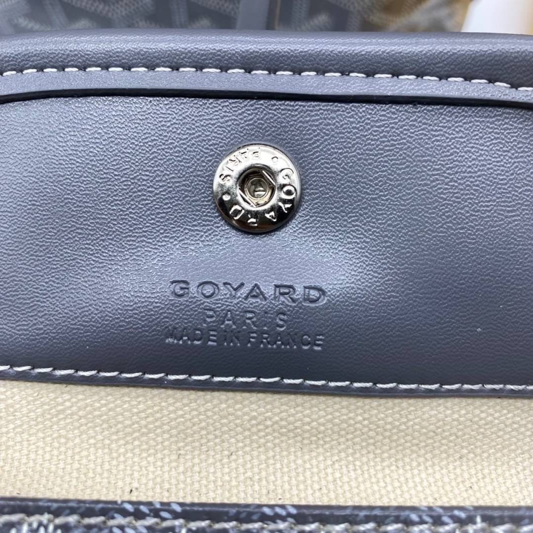 9 สี GOYARD ANJOU TOTE MINI / Goyard Mini Tote เกรดออริจินอลสลับแท้ ใช้งานต่างประเทศได้ ฮอตไอเท็ม กับกระเป๋าสะพายทรงโท้ท ไซส์มินิ กะทัดรัด มาครบสีขายดี เลิศทุกสี รูปทรงคลาสสิค ดีไซน์เป็นเอกลักษณ์ ใช้งานได้หลากหลาย