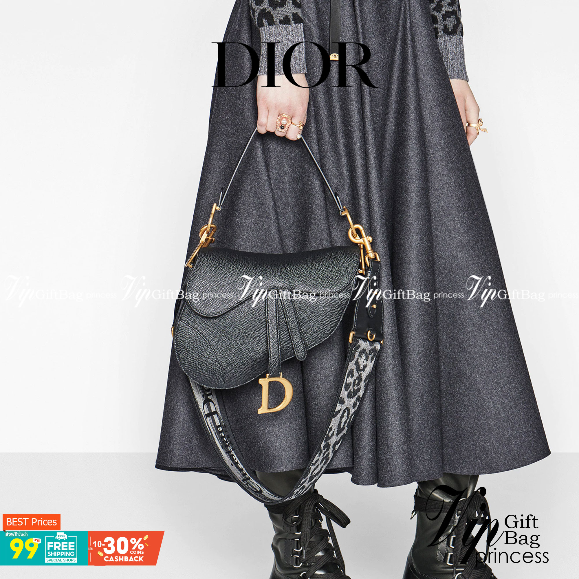 หนังแท้ DIOR SADDLE BAG Cloud Blue Goatskin กระเป๋ารุ่นยอดนิยมตามแบบฉบับแบรนด์ งานทอลายคมชัด ใช้งานได้ 2 แบบ สะพายยาว CROSSBODY และสายสั้นถือได้เก๋ๆ ลุคนี้คูลสุดๆ เลยค่าา ภาพถ่ายจากสินค้าจริง! สวยมาก พร้อมส่งที่ไทยราคาสุดคุ้ม สาวๆ ห้ามพลาดค่ะ!