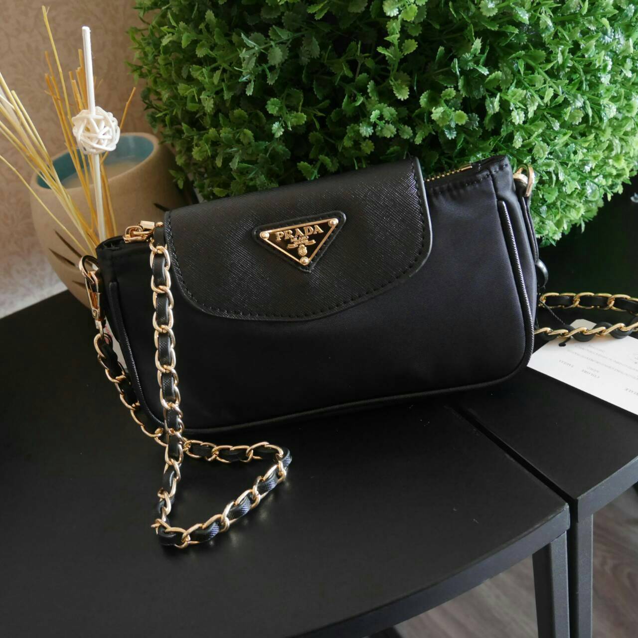 Best Seller! พร้อมส่งความแซ่บ กระเป๋าอเนกประสงค์ จากแบรนด์ PRADA มาค่า เป็น กระเป๋าผ้าไนล่อน ตามแบบฉบับของแบรนด์เลย ใบนี้มีสายยาวโซ่สลับหนัง (ปรับไม่ได้แต่ถอดสายได้คะ) **เลิศมาก สะพายเป็น shoulder bag ได้เลย **ขนาดกำลังดีคะ ตัวกระเป๋าเบามาก ใส่มือถือ7+ได้