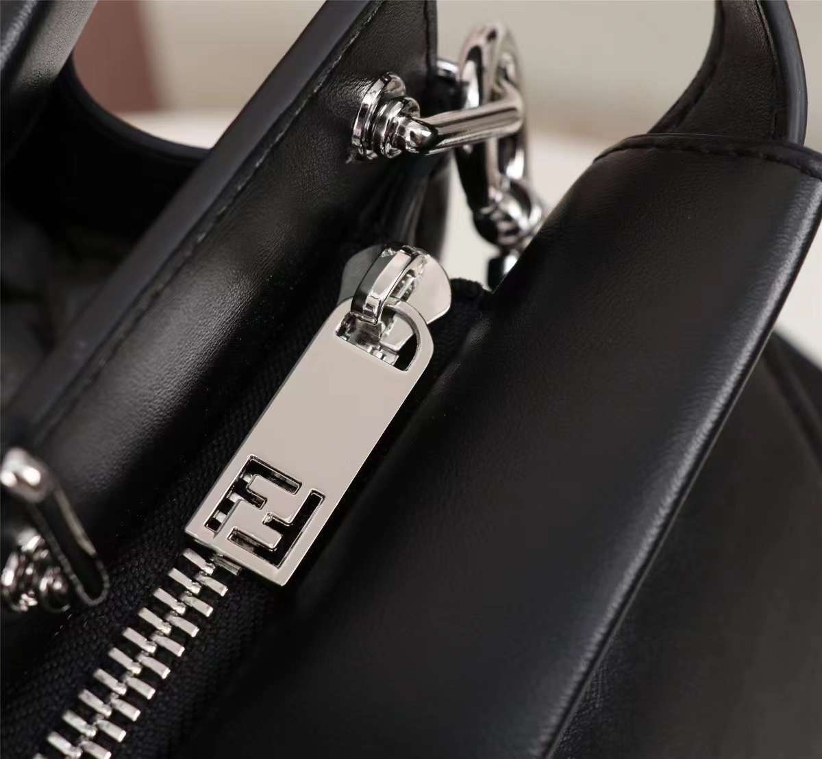 FENDI Monster Bag 36cm เกรดเทพออริจินอล กระเป๋ายอดนิยมของแบรนด์ ดีไซน์สวยเรียบหรูแฝงด้วยความเก๋ สามารถสะพายหรือถือ เหมาะสมกับวัยรุ่น สะดวกในการพกพาไม่ว่าสาว ๆ จะไปเที่ยวต่างจังหวัด ต่างประเทศหรือแม้กระทั่งทำกิจกรรมแอดเวนเจอร์ต่าง ๆ ก็ไม่ทำให้เกะกะแต่อย่าง