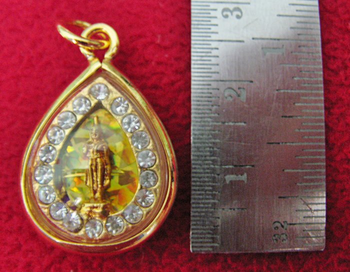 สินค้าหมดค่ะ จี้พระประจำวันเกิดวันจันทร์ ปางห้ามญาติ พื้นสีเหลืององค์ใหญ่ล้อมเพชรเลี่ยมทองไมครอนพร้อมใบคาถาค่ะ