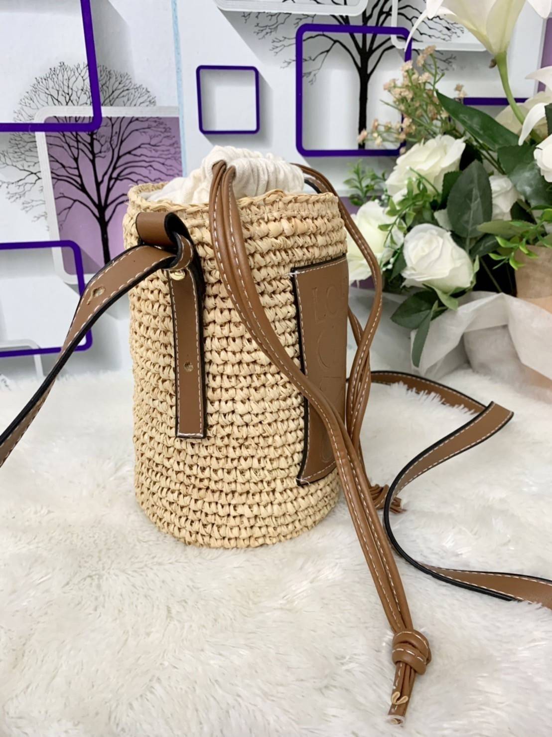 Loewe Bucket Bag / Loewe raffia and hemp bucket bag วัสดุ Textile Canvas & CalfSkin เป็นการนำวัสดุธรรมชาติมาสังเคราะห์หรือทอจนเป็นเนื้อเดียวกันคล้ายงานสาน มีความวินเทจในตัว น้ำหนักเบา ดูแลรักษาง่าย เหมาะกับยุคสมัยที่เข้ากับธรรมชาติและต้องการความคล่องตัว เ