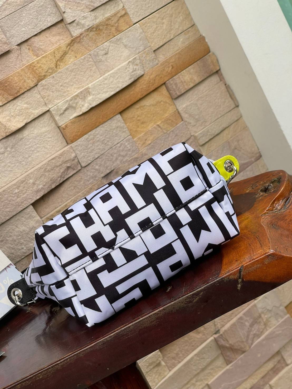 LONGCHAMP LE PLIAGE COLLECTION TOP HANDLE BAG XS พบกับคอลเลคชั่นใหม่ล่าสุด มีดีไซน์ที่เรียบหรูและคลาสสิก แฝงด้วยลูกเล่นแบบเฟมินีน แถมยังมีน้ำหนักเบาอย่างไม่น่าเชื่อ มาพร้อมกับหูจับกระเป๋าคู่และฝาปิดแบบกระดุม กระเป๋าถือใบนี้สามารถใช้ถือแบบทั่วไป มีสายสะพาย