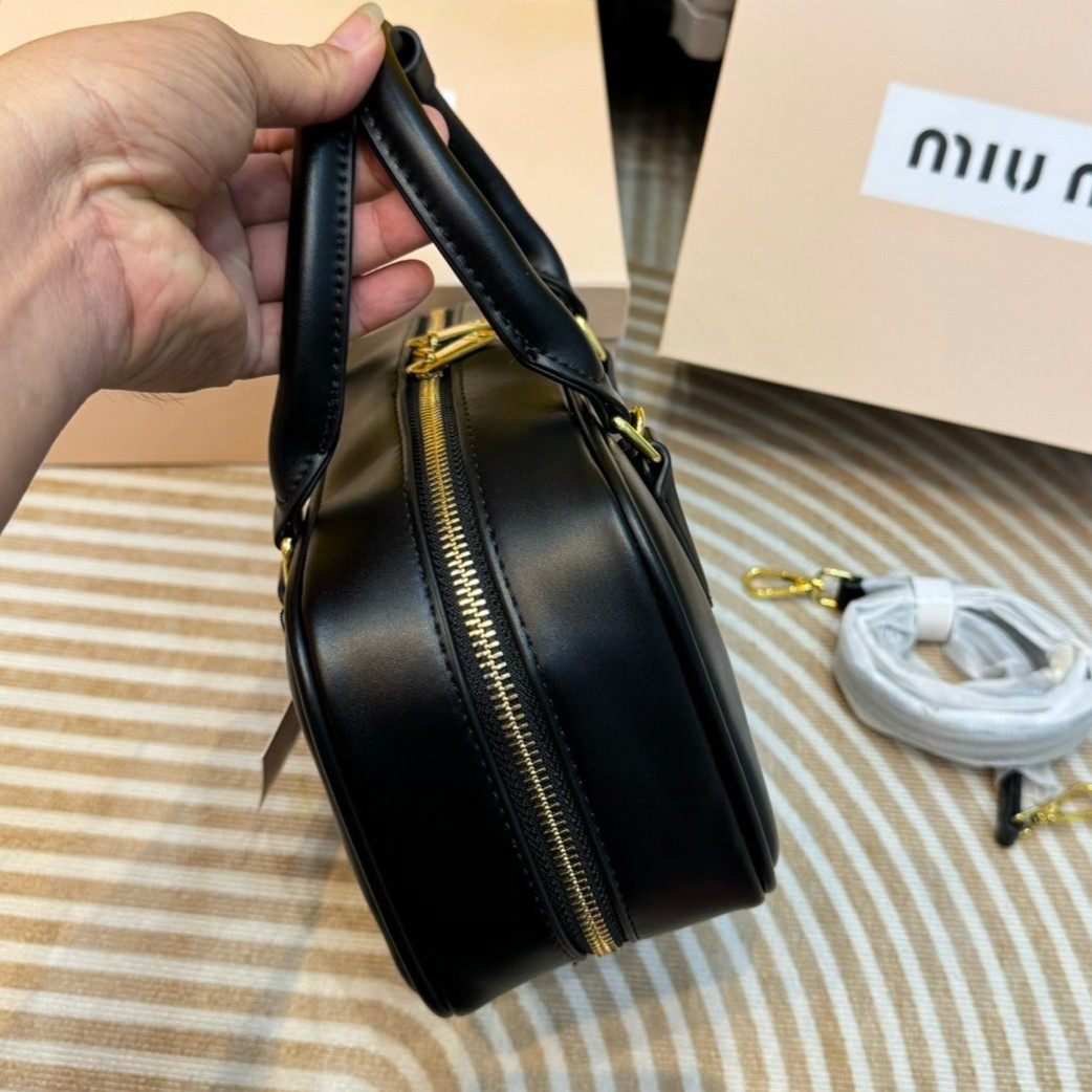 MIU MIU Arcadia leather bag กระเป๋าถือ/สะพายสุดชิคมากในตอนนี้ ดีไซน์เรียบแต่มากมีอยู่จริง สวยดูแพง แมทชุดได้ง่ายสุด มินิมอลมินิใจ หูจับในตัวง่ายและสะดวกพกพา มาพร้อมสายสะพายข้างให้อีก
