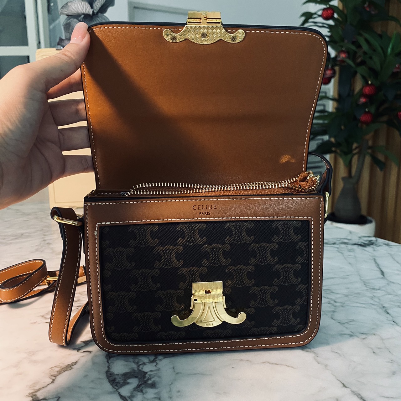 CELINE Teen Triomphe Bag 20cm กระเป๋าสะพายรุ่นยอดนิยม งานสวยอยู่ทรง ไม่มีไม่ได้เลยกับไอเท็มสุดคลาสสิค เนเชอรัลโทน ดูดี ดูแพง -- รับตัวแทนกระเป๋า