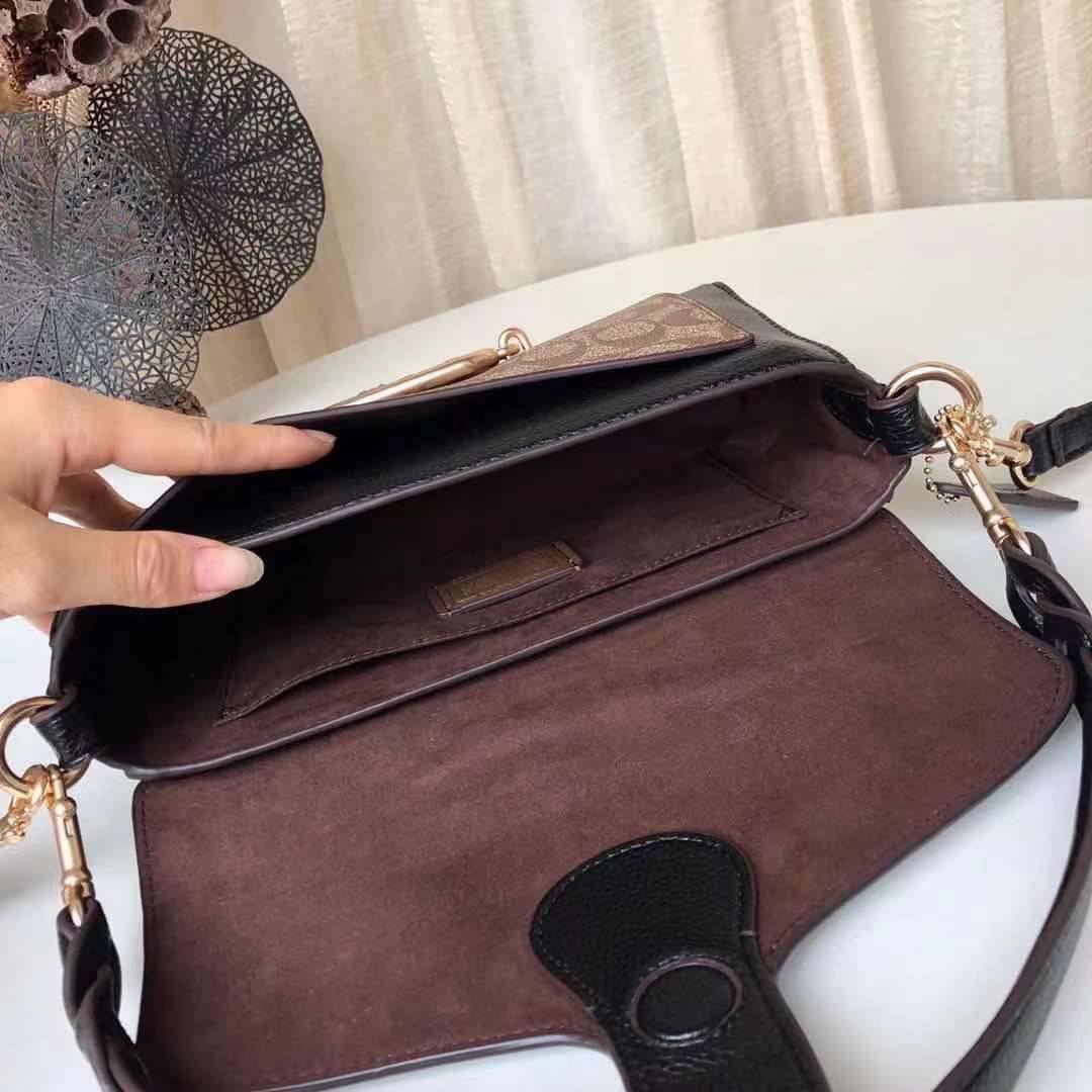 COACH SMALL JADE SHOULDER BAG [F91105,90782] กระเป๋าสะพายไหล่ ดีไซน์วินเทจย้อนยุค สวยคมชัด คลาสสิคใช้ได้ทุกลุค วัสดุหนัง pepble ทนทาน เปิด-ปิดด้วยฝาคาดโลโก้ พร้อมแถบแม่เหล็กในตัว รับรองแน่นหนา ด้านหลังมีช่องซิปให้ ภายในเป็นช่องโล่ง ขนาดกำลังดี ใช้งานง่าย 