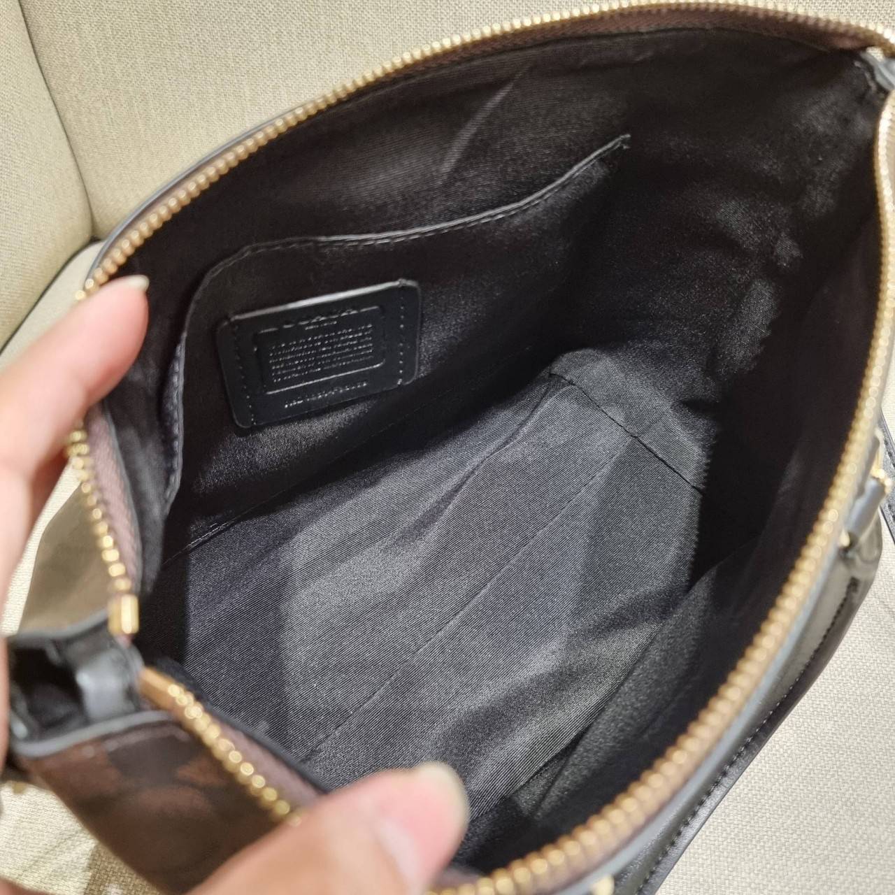 COACH F38089 MINI EMMA SATCHEL IN SIGNATURE CANVAS รุ่นหายาก รุ่นที่สาวๆตามหา จัดมาให้สมกับที่รอคอยกันไปเลยจ้า!! เป็นรุ่นที่ดีไซน์ออกมาให้ใช้งานง่าย สะดวก สวย หรู ดูดี!! กระเป๋าสะพายทรงสวย วัสดุหนังแคนวาสเคลือบลาย มาพร้อมสายสะพายข้างและหูจับในตัว ถอดออกถื