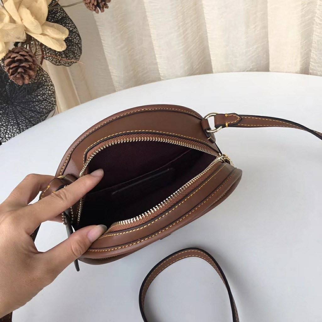 COACH KEITH HARING CANTEEN CROSSBODY IN SIGNATURE CANVAS WITH PATCHES F48730 กระเป๋าทรงกลมสุดเก๋ ไม่เหมือนใคร ตกแต่งลายให้มรความน่ารัก โดดเด่นขึ้นมา สะพายไปไหนก็สวยไม่เหมือนใคร ภายในกว้าง ใส่ของได้เยอะ กระเป๋าเปิดปิดด้วยซิป ใครย้งไม่มี รีบจับ รีบจองกันเลย