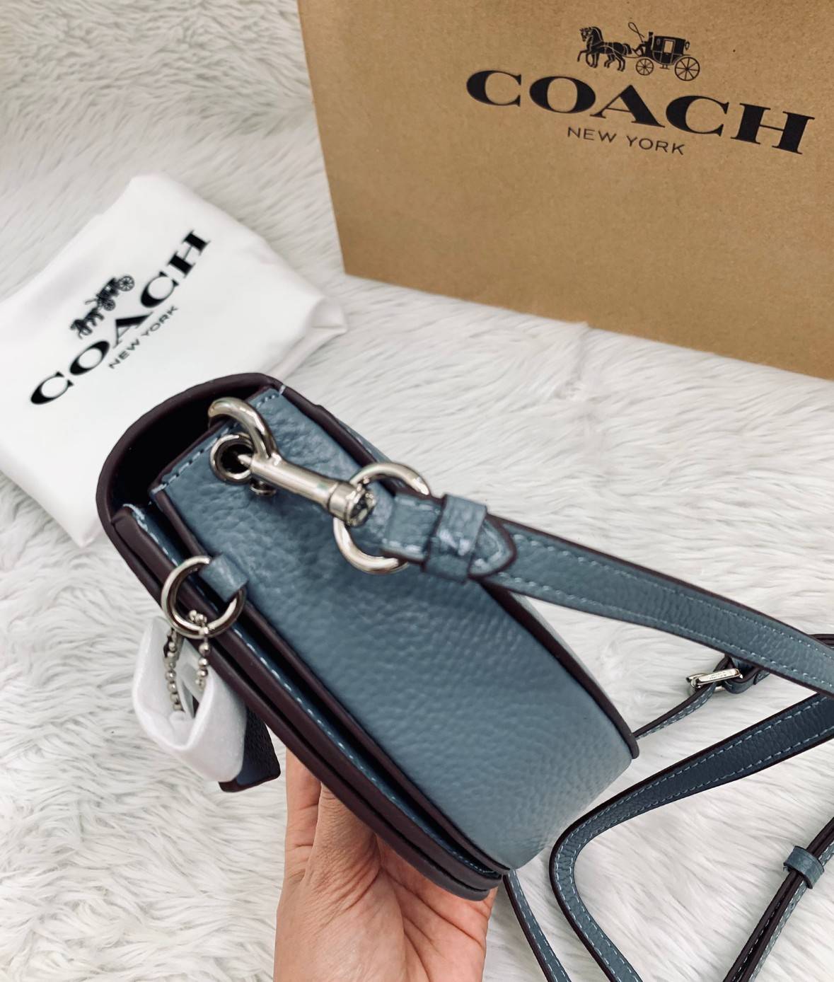 พร้อมส่งที่ไทยครบทั้ง6สีค่ะ 😘 Coach Ellen Crossbody In Signature ((C1432)) กระเป๋าทรงฮาฟมูนรูปทรงคลาสสิก ออกแบบให้มีลักษณะโค้งมน ไม่ดูเป็นทรงแข็งจนเกินไป ดีไซน์และสีของกระเป๋ายังเรียบง่าย เข้าได้กับทุกชุด สะพายครอสบอดี้ร์//สะพายข้าง หรือถือแบบคลัท