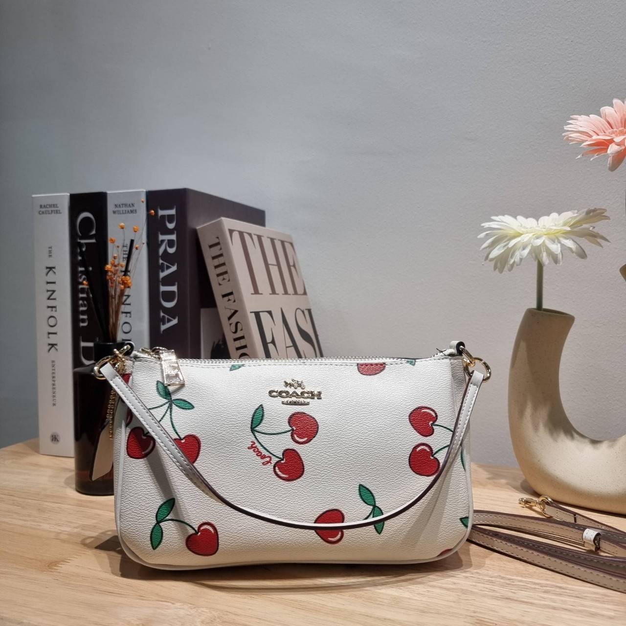 COACH F58321 TOP HANDLE POUCH คอลเลคชั่นสุดฮิต กับดีไซน์ใหม่ น่ารักน่าใช้ทุกแบบ กระเป๋าพอชทรงใช้งานง่าย สะดวก กะทัดรัด วัสดุหนังแคนวาสเคลือบคุณภาพ มาพร้อมสายคล้องในตัว และสายสะพาย crossbody ปรับเปลี่ยนได้ตามสไตล์ อีกหนึ่งไอเท็มที่สาวๆต้องมี ในราคาสุดคุ้ม 