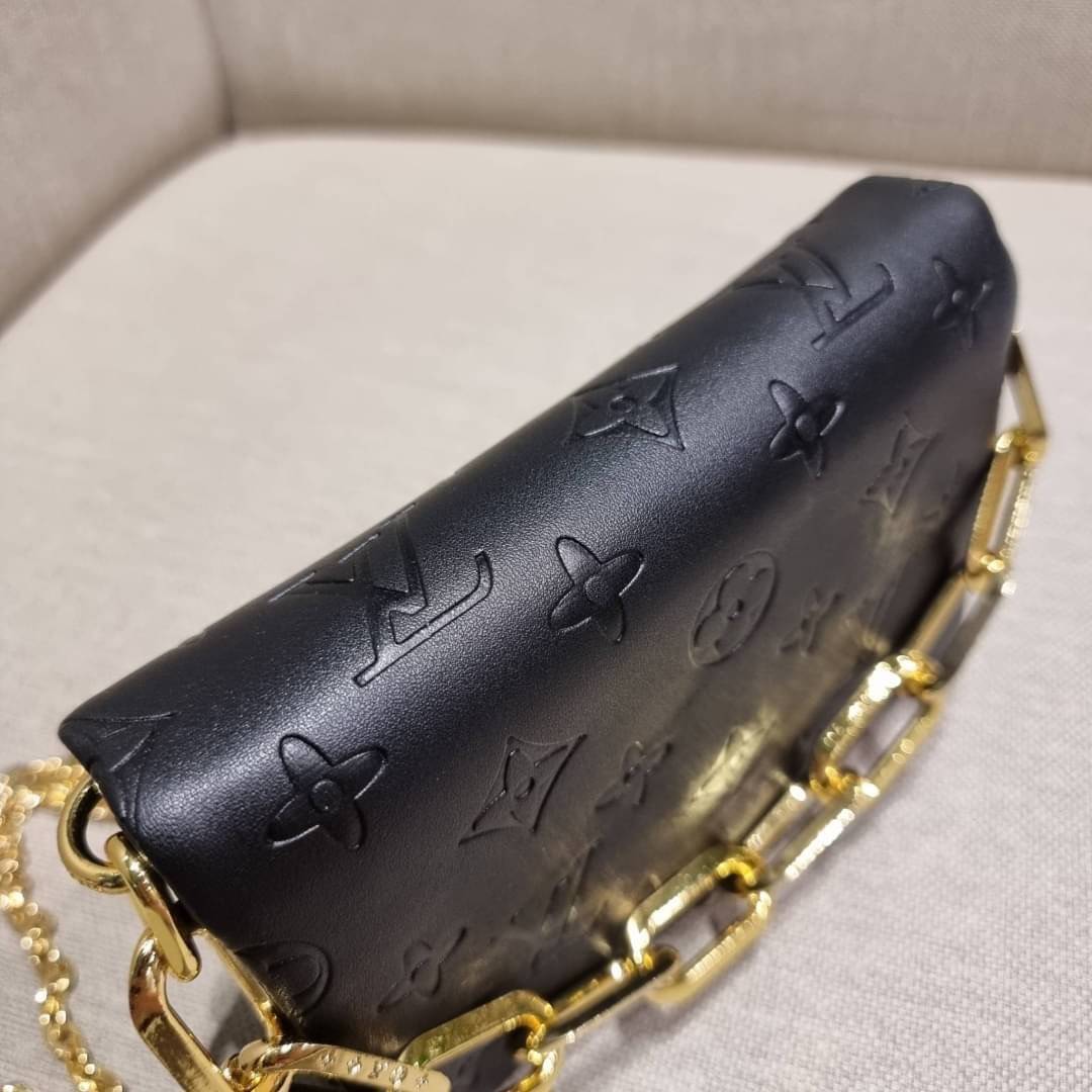 VIP 🥂 LV POCHETTE COUSSIN กระเป๋าสะพายกึ่งคลัชท์ ไซส์มินิ น่ารักมากๆ สุดหรูด้วยวัสดุหนังแกะปั๊มลายสวยคม ฟูนุ่ม สัมผัสดี มาพร้อมสายโซ่ใหญ่ในตัว ดูแพง!! และสายโซ่เล็กสะพายข้างได้กำลังสวย เปิด-ปิดด้วยกระดุมแม่เหล็ก ภานในเป็นช่องโล่ง แบ่งสัดส่วน ใส่ขอ