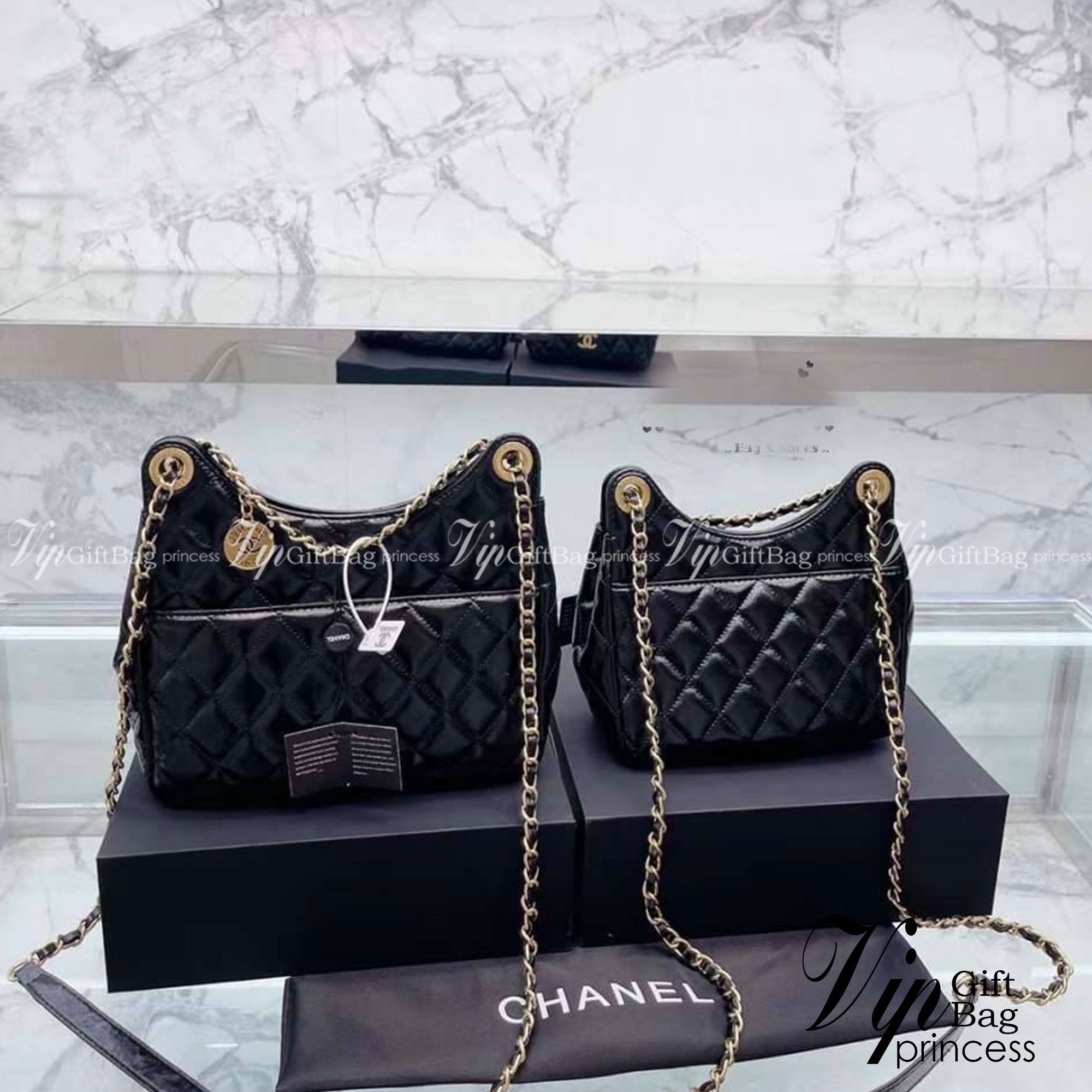 CHANEL SMALL HOBO BAG ใหม่ล่าสุดก่อนใคร กับคอลใหม่ลุคลูกคุณยอดฮิต Shiny Crumpled Calfskin & Gold-Tone Metal ตอบโจทย์ได้ทุกลุค ทุกไลฟ์สไตล์ ใช้งานได้ง่ายคล่องตัว กับกระเป๋าสะพายข้าง ปรับเปลี่ยนการใช้งานได้หลากหลาย ภายในเป็นช่องโล่ง สะพายไปเที่ยว ทำงาน ออกเ