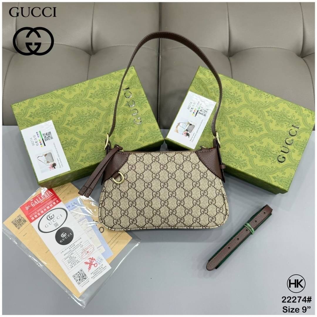 GUCCI GG Emblem small shoulder bag กระเป๋าสะพายคอลใหม่ทรงพอช ได้รับแรงบันดาลใจจากโลกแห่งการขี่ม้าดีไซน์คลาสสิคคงความเอกลักษณ์ สะพายไหล่ได้อย่างสง่างาม ขนาดน่าใช้มากๆ