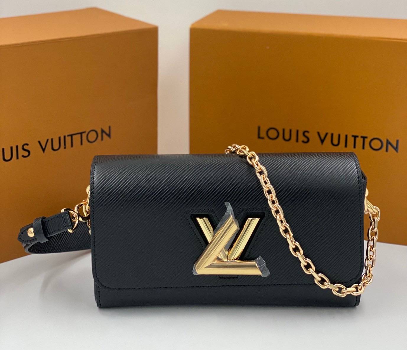 ORI หนังแท้ | LV Twist West Bag elongated shape in grained Epi leather กระเป๋าสะพาย/กระเป๋าถือ พร้อมสายโซ่ หนังลายเกรน Epi รูปทรงยาวและสง่างาม นำเสนอมุมมองใหม่สุดเท่ให้กับไอคอนของแบรนด์ ในหลากหลายเฉดสีทันสมัย