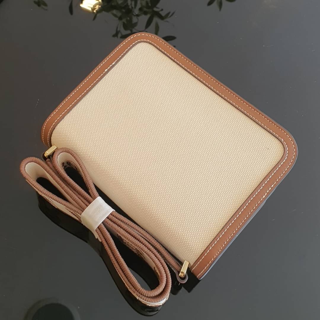 BURBERRY FRAGRANCES CROSSBODY BAG / BURBERRY FRAGRANCES QUITED LAMBSKIN BAG ตัวกระเป๋าเป็นผ้าตัดหนังแท้ Lambskin นิ่มสวยหรูดูดี เปิดปิดด้วยฝาปิดสัญลักษณ์รูปตัวB ภายในโล่งกว้าง