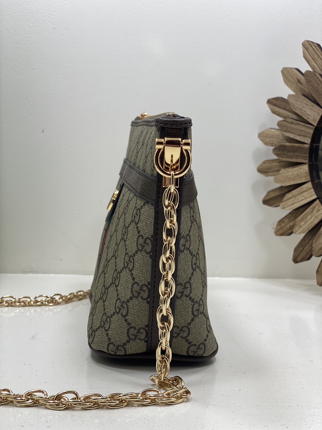 GUCCI Ophidia GG Mini Shoulder Bag กระเป๋าทรงพอช พร้อมสายสะพายโซ่สีทองหรูหรา ดีไซส์เรียบง่ายสะดวกใช้ ภายในเป็นช่องโล่ง สายสะพายหนังสลับโซ่ ใช้ได้ในทุกๆวัน ทุกๆลุค ตอบโจทย์ได้สบายๆ