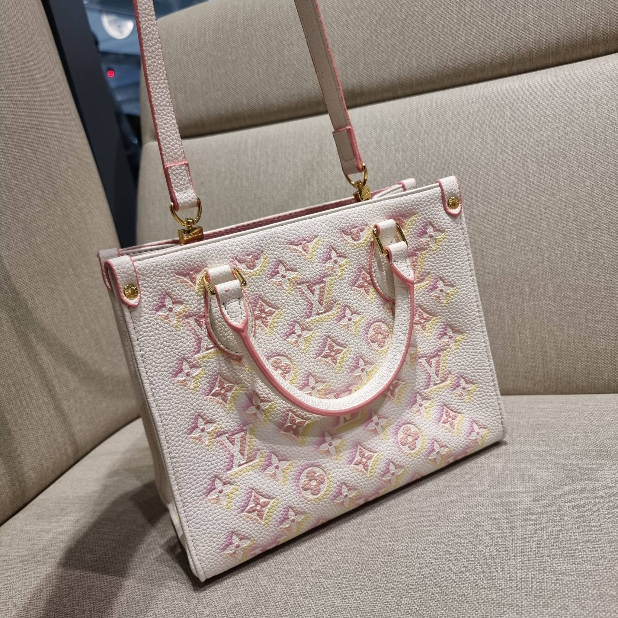 LV crossbody tote bag / LV Shopping Bag ดีไซน์ใหม่ น่ารัก ละมุน น่าใช้มาก กระเป๋าทรงโท้ทที่ใครเห็นต้องเป็นคลั่งรัก ดีไซน์คลาสสิค ผู้ดี หรูหรา โทนสีใช้งานง่าย ทุกสไตล์ วัสดุหนัง pepble มาพร้อมหูจับในตัว คล้องแขนก็ดูแพง หรือจะเกี่ยวสายครอสสะพายก็อัพลุคได้เล
