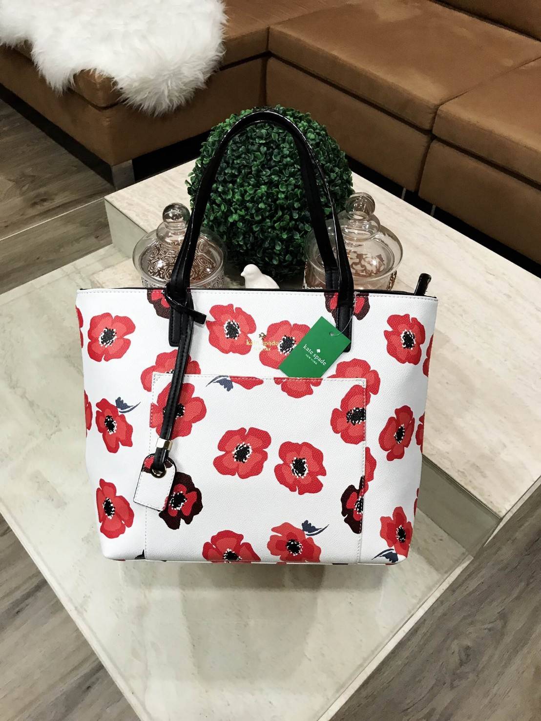 KATE SPADE New York Hyde Lane Poppies Riley Rose Tote Bag กระเป๋าสะพายทรง Tote Bag หนังสวยอยู่ทรงคอลเลคชั่น ดอก Poppies ห้อย TAG ที่หูกระเป๋าด้านหน้าประดับโลโก้ มีช่อง หน้าใส่ของได้ ภายในมีช่องซิป และช่องใส่มือถือ กว้างและจุ ใส่ ipad, notebook, เอกสาร A4 