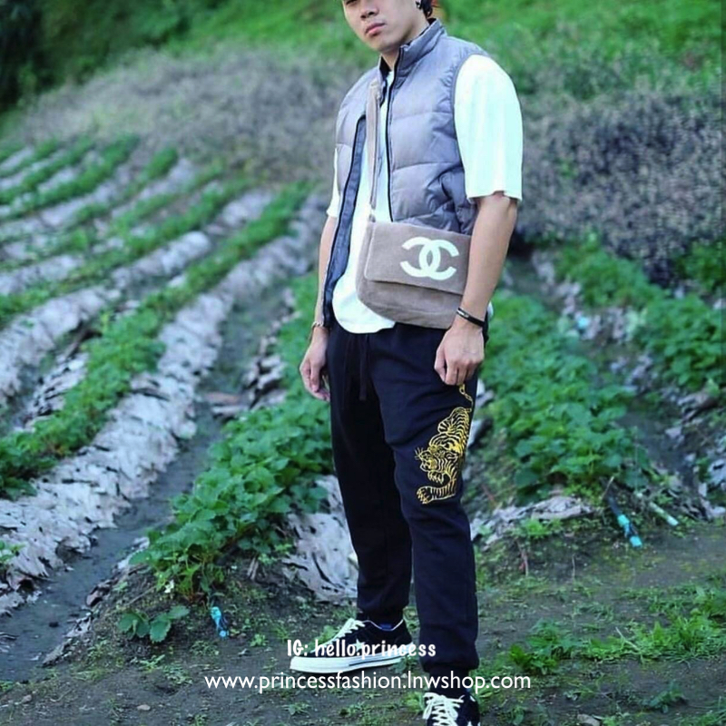 Chanel Beaute Crossbody Bag กระเป๋าถือหรือสะพายพรีเมี่ยมของเเท้จาก Chanel Cosmetic Counter VIP Gift รุ่นแนะนำวัสดุขนวูฟหนานุ่มตัดโลโก้แบรนด์หนังแก้วสวยโดดเด่น น้ำหนักเบา เปิดปิดด้วยฝาปิดกระดุมแม่เหล็ก ใบใหญ่กำลังดีใส่ ipad กระเป๋าสตางค์ใบยาว iphone เครื่อ