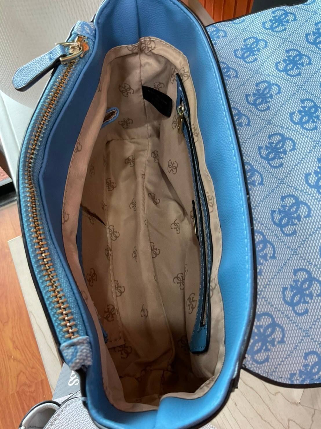 ราคาปังปิ๊นาศ (!!) มากแม่ 💕 GUESS Candace Top Handle Flap Bag กระเป๋าสะพาย Crossbody / คล้องแขน ถือออกงานได้ ทรงน่ารัก จากแบรนด์ GUESS สวยอยู่ทรง ขนาดกำลังดี น้ำหนักเบา ด้านหน้ามีโลโก้แบรนด์อะไหล่ทอง มีอะไหล่โซ่ห้อยด้านหน้าสามารถคล้องแขนและถือได้ 