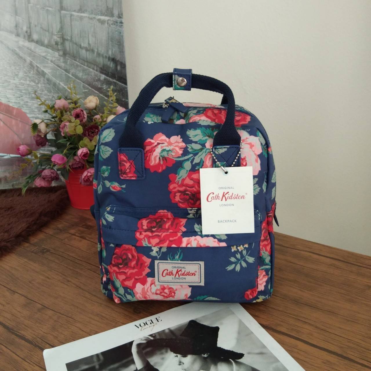 Cath Kidston Mini Backpack Bag กระเป๋าเป้รุ่นมินิ สไตล์วินเทจสุดฮิต วัสดุ Canvas เคลือบ เช็ดทำความสะอาดได้ ภายในมีช่องซิปเล็ก 1 ช่อง เปิด/ปิดกระเป๋าด้วยซิปรอบ ด้านหน้ามีช่องซิปอีก 1 ช่อง ไว้ใส่ของ สวยคุ้มมากค่ะรุ่นนี้