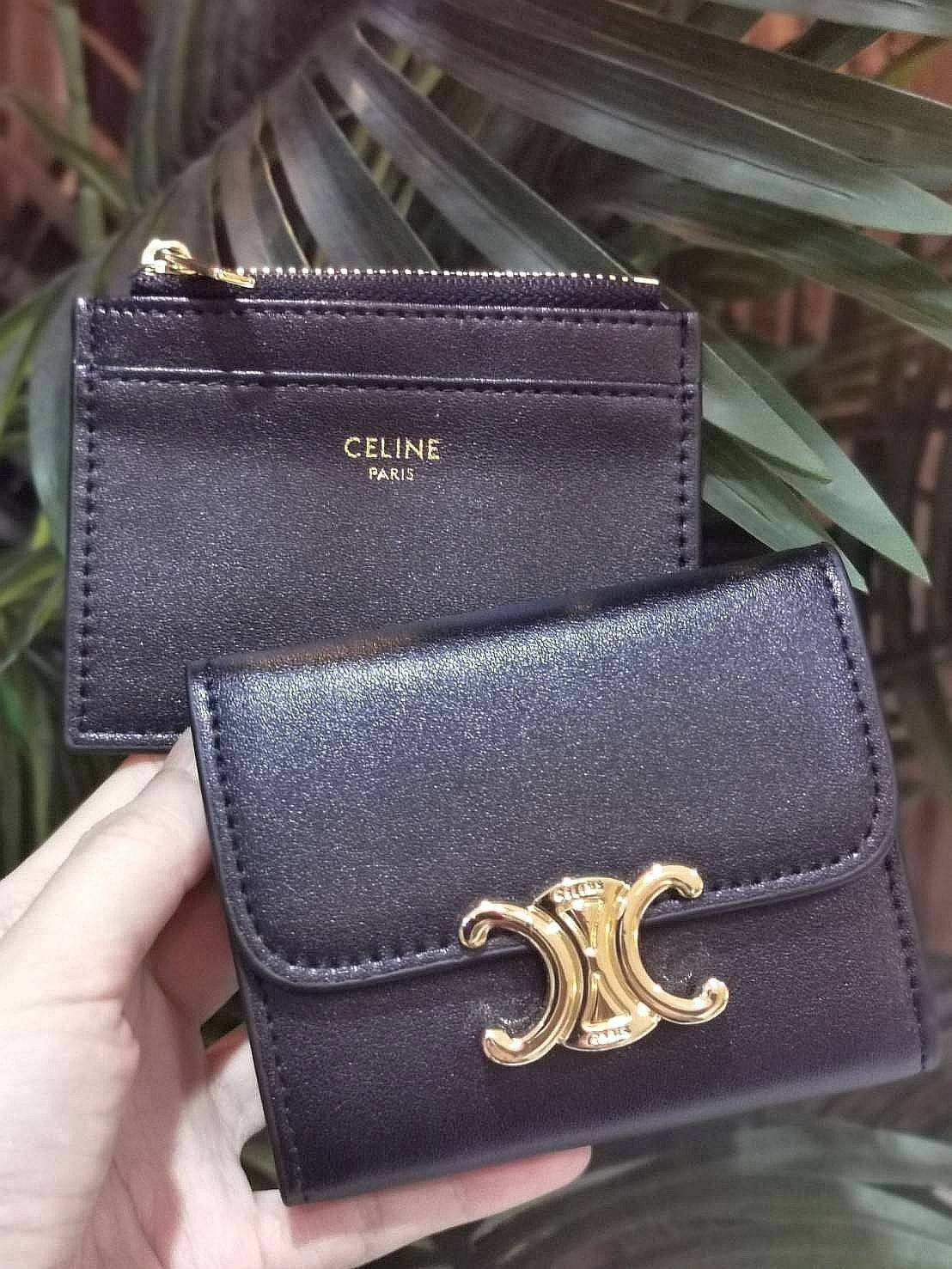VIP 】CELINE SHORT WALLET VIP GIFT WITH PURCHASE GWP พรีเมี่ยมกิ๊ฟ Limited จาก CELINE HAUTE PARFUME DUTYFREE COUNTER วัสดุ Triomphe Canvas รุ่นใหม่เปิดปิดฝาพับกระดุม ภายในมีช่องแบ่งหลายช่อง ช่องใส่บัตรหลายช่อง ช่องใส่ธนบัตรใส่แบงก์พันได้เหมือนกระเป๋าสตางค์