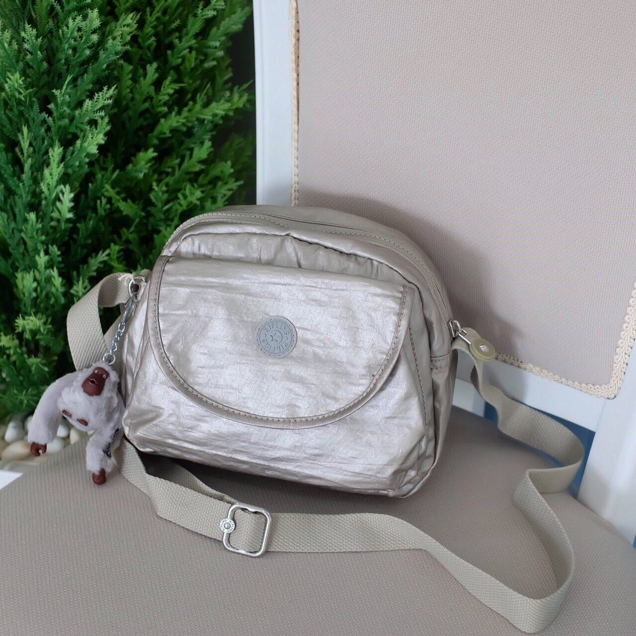 Kipling mini crossbody bag กระเป๋าสะพายขนาดกำลังน่ารัก น้ำหนักเบา มากับสีใหม่ wrike golden ค่ะ ด้านหน้ามี 1 ช่อง ช่องหลักเปิดปิดด้วยซิป ภายในกว้างจุได้เยอะ ใส่กระเป๋าสตางค์ยาวได้ มีช่องเล็ก และช่องซิป ด้านหน้ามีอีก 1 ช่อง มาพร้อมพวงกุญแจลิง และสายสะพายยาว