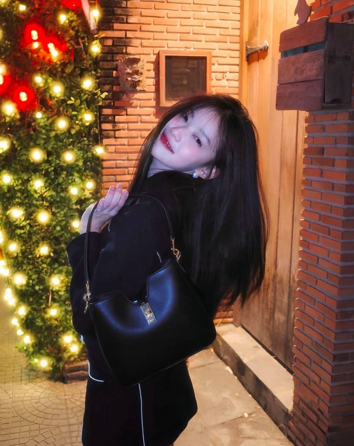 CELINE SMALL CAMILLE 16 SOFT BAG IN SMOOTH LEATHER กระเป๋าทรงโฮโบที่ตัวแม่ตัวมัมใช้กันเยอะสุดๆ ด้วยรูปทรงยอดนิยม สะดวกใช้ด้วยอะไหล่บิดล็อค สีทองสวยโดดเด่น