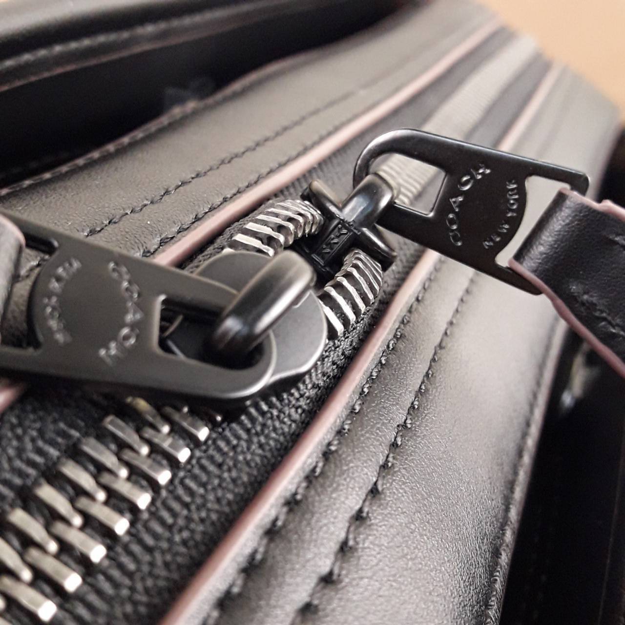 COACH BOND BRIEF IN SIGNATURE CANVAS (COACH F23212)🍁 หนุมๆสาวๆ สาวก Unisex พลาดไม่ได้เลย ลุยงานได้จริง รุ่นนี้เลย//วัสดุแคนวาส ผสมกับหนังแท้ คุณภาพ ทนทาน หนาแน่น ใส่เอกสาร ใส่โน๊ตบุ๊ค ลุยงานได้แบบ Real life จริงๆ ฟังก์ชั่นครบมาก >>มีสายสะพาย