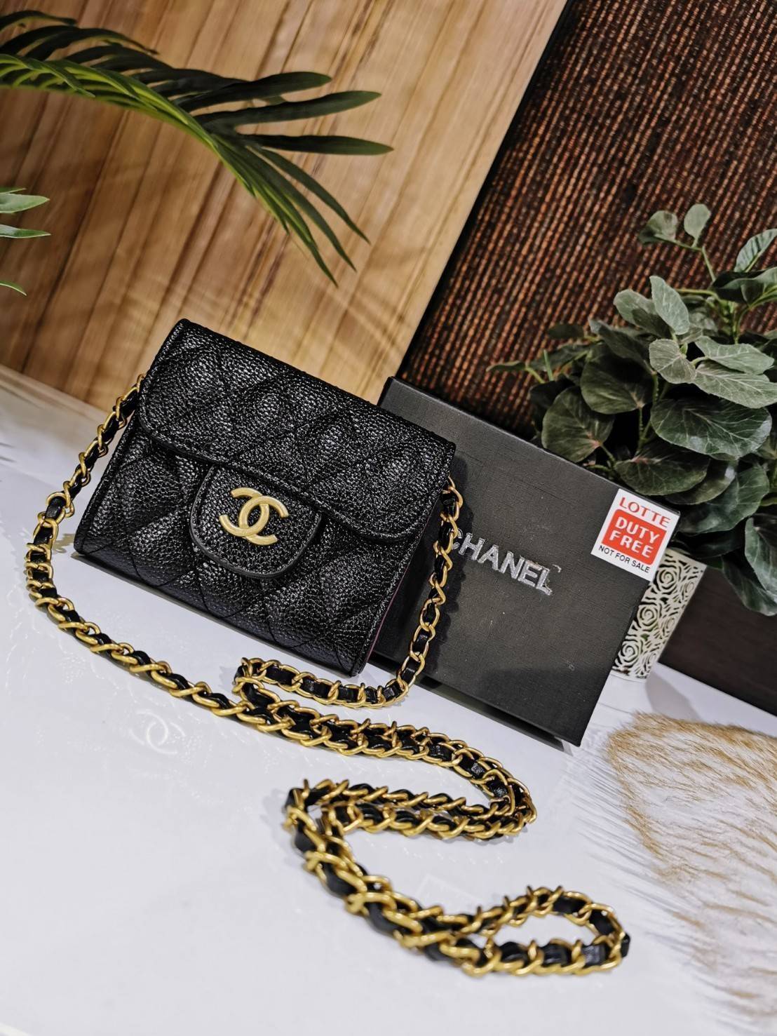 CHANEL BLACK CAVIAR BAG VIP GIFT WITH PURCHAS-GWP พรีเมี่ยมกิ้ฟ Chanel Lotte Duty Free! รุ่นยอดนิยมไอเท็มฮิตวัสดุหนังคาเวียร์สวยคลาสสิคเปิดปิดด้วยฝาปิดกระดุมด้านหน้ามีโลโก้แบรนด์อะไหล่ทองสวยหรูดูดีมาพร้อมสายโซ่ทองร้อยหนังจะสะพายไหล่ หรือ Crossbody ก็ดูดี 