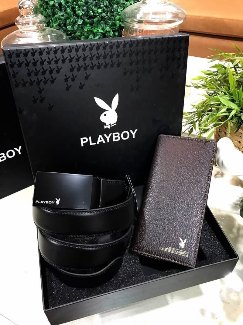 PLAYBOY LEATHER BELT & LONG WALLET VALUE PACK Limited Edition จาก Playboy เซทนี้สุดคุ้มค่ะได้ทั้งเข็มขัดและกระเป๋าสตางค์ใบยาวแบบใส่มือถือได้ มีช่องใส่รูป ช่องใส่บัตร ช่องใส่ธนบัตร แบงก์พัน ช่องซิปใส่เหรียญ แยกเป็นสัดส่วน พร้อมกล่องแบรนด์สามารถมอบเป็นของขว