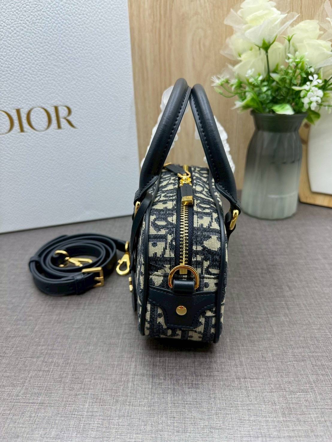 ORI หนังแท้ | DIOR D-Vibe East-West Nano Bag กระเป๋าทรงหมอนไซส์มินิน่ารัก ดีไซน์โบว์ลิ่งรูปทรงทันสมัยใช้งานง่ายจุของสำคัญได้ครบ สวยสง่างามเป็นเอกลักษณ์