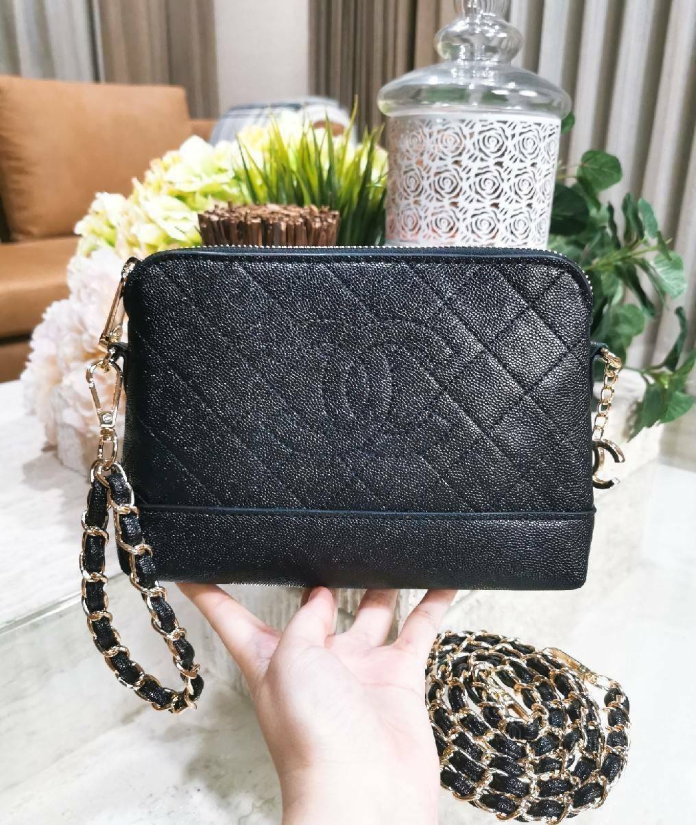 CHANEL Caviar Wristlet Crossbody Bag / Chanel Shoulder Bag With Chain กระเป๋าหนังลายเวียร์ปั๊มโลโก้แบรนด์ด้านหน้าสวยหรูดูแพง มาพร้อมจี้โลโก้แบรนด์ห้อยสีทองเก๋ๆน่ารัก