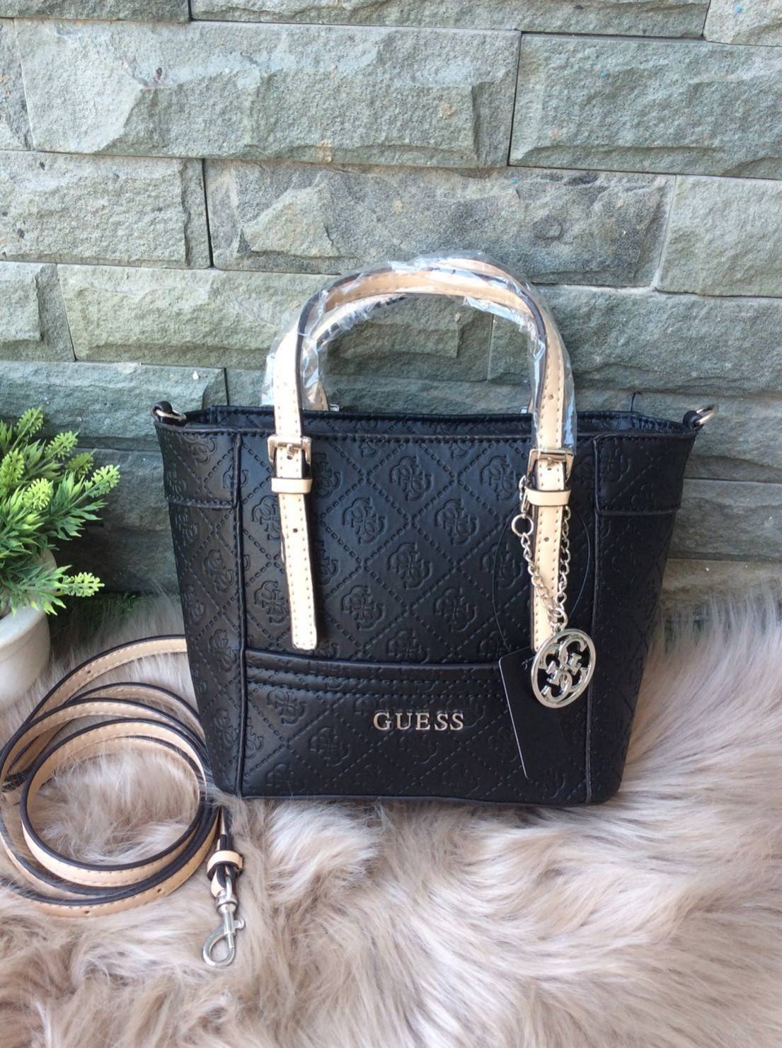 GUESS DELANEY CROSS BODY BAG กระเป๋าถือหรือสะพายรุ่นที่ฮิตและขายดีที่สุดจาก GUESS FACTORY คอลเลคชั่นใหม่วัสดุหนังเรียบปั้มลาย GUESS Signature รอบใบสวยหรูอยู่ทรง ขนาดกำลังดี น้ำหนักเบา ด้านหน้าประดับโลโก้พร้อมพวงกุญแจโลโก้แบรนด์ห้อยที่หูหิ้วถอดเเยกใช้ได้ เ