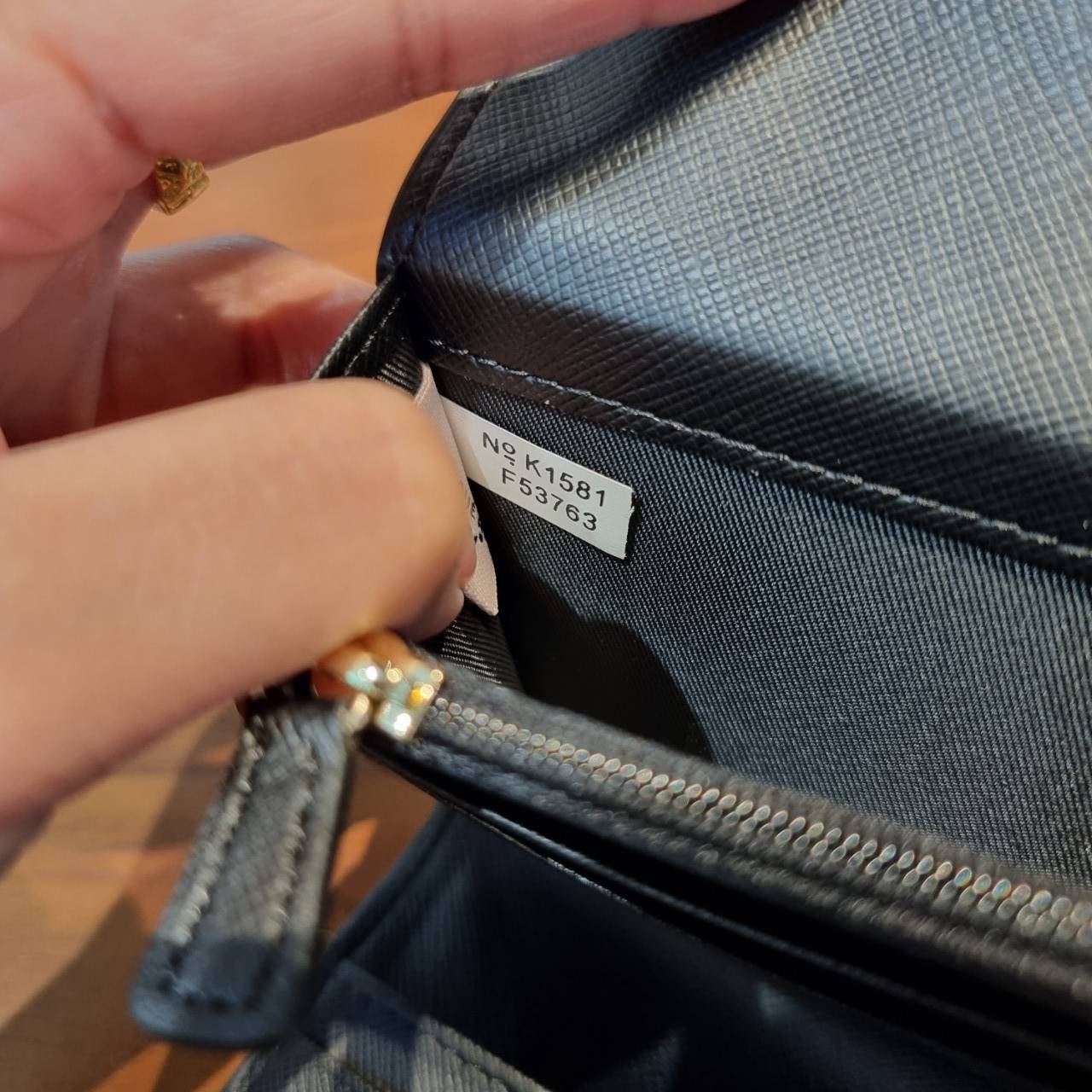 COACH F53763 TRIFOLD WALLET IN SIGNATURE กลับมาแล้วจ้า!! รุ่นขายดี!! 💓 ดีไซน์ใหม่ กระเป๋าสตางค์ใบยาว แถมที่ห้อยใส่บัตรแยกให้ (ถอดออกได้) น่ารักมากๆ ใช้งานง่าย เปิด-ปิดด้วยกระดุม ภายในใส่ธนบัตร ใส่บัตรได้เยอะ ใส่มือถือได้ไปอีก!! จุใจสุดๆ บอกเลยว่าใ