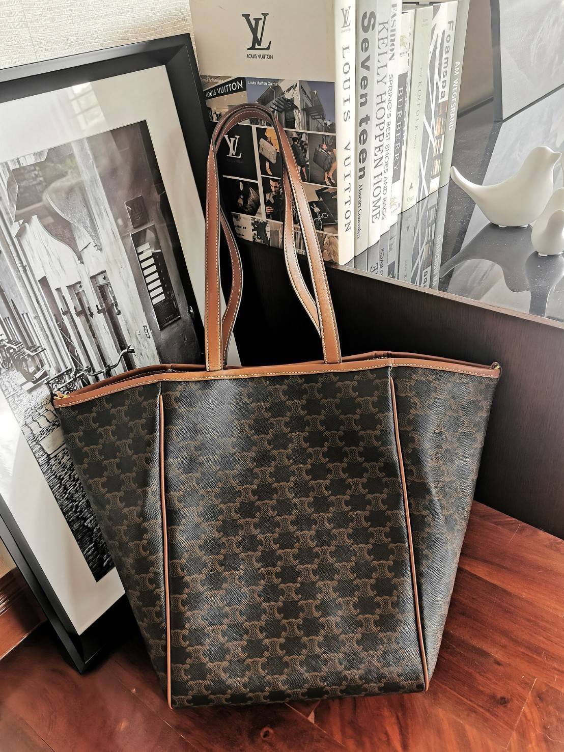 พรีเมี่ยมกิ๊ฟแท้ 100% 】CELINE SHOPPING BAG VIP GIFT WITH PURCHASE (GWP) กระเป๋าสะพายพรีเมี่ยมกิ๊ฟ Limited จาก CELINE HAUTEPARFUME DUTY FREE วัสดุ TRIOMPHE CANVAS หนังสวยอยู่ทรงกันน้ำในดีไซน์ทรง TOTE สวยหรูคลาสสิคไม่มีเอ้าท์