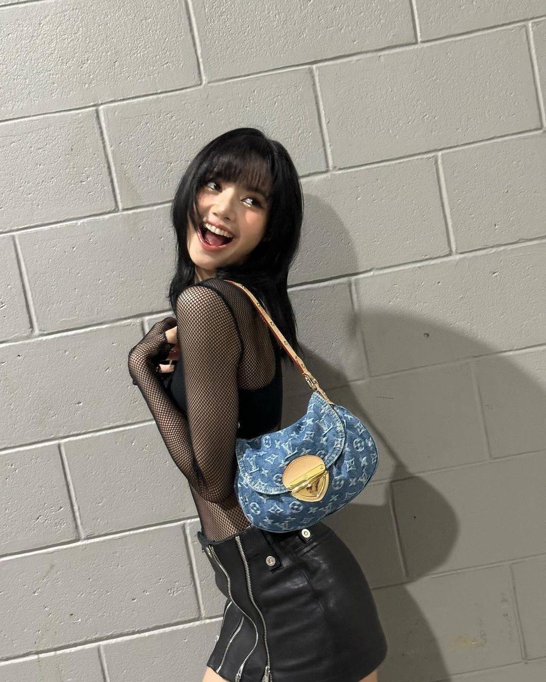 LV Sunset Denim Bag กระเป๋าสะพายไหล่ทรงสวย แรงมากฉุดไม่อยู่ กับกระแสคอลใหม่ lvremix ดีไซน์แบบตัวมัม y2k รูปทรง baguette สวยดูแพง ใบนี้ก็ฉ่ำสุดๆ