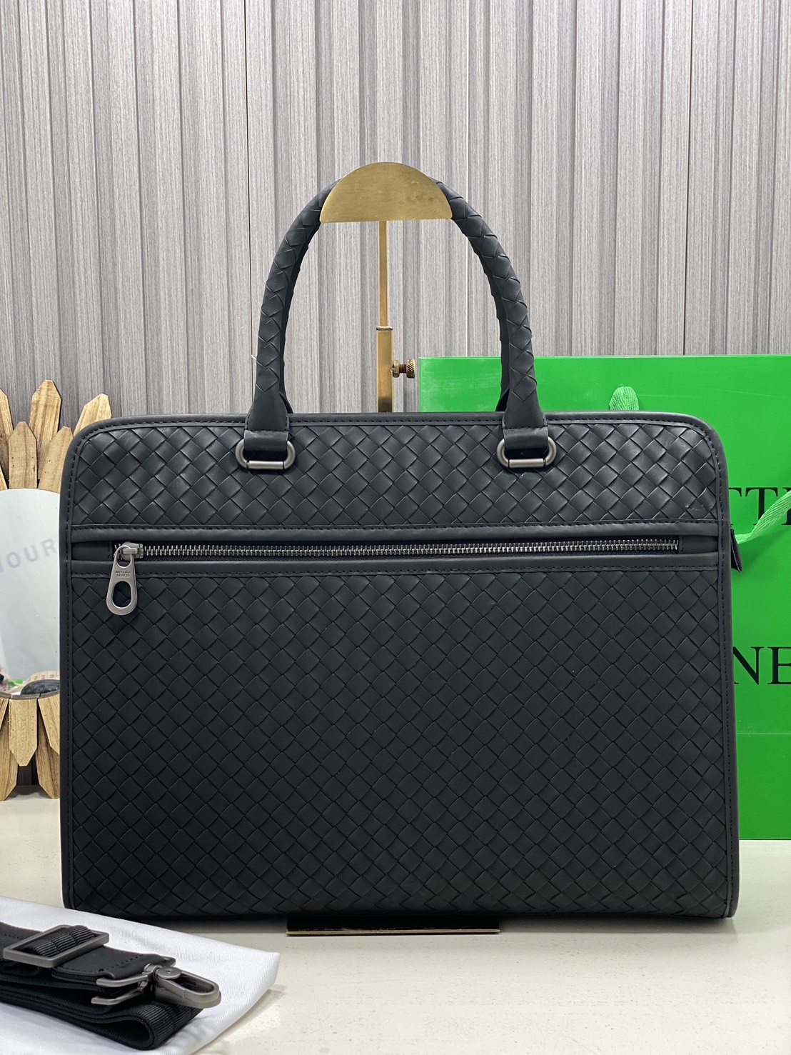 ORI หนังแท้ | Bottega Veneta Getaway Briefcase / Bottega Messenger Bag กระเป๋าใส่เอกสาร กระเป๋าทรงแมสเซ็นเจอร์ สวยเรียบหรูคลาสสิกเป็นเอกลักษณ์ โดดเด่นด้วยงานสานตาราง ดีไซน์เรียบง่าย แต่ดูแพง เหมาะสำหรับคนทำงานออฟฟิศมากๆ